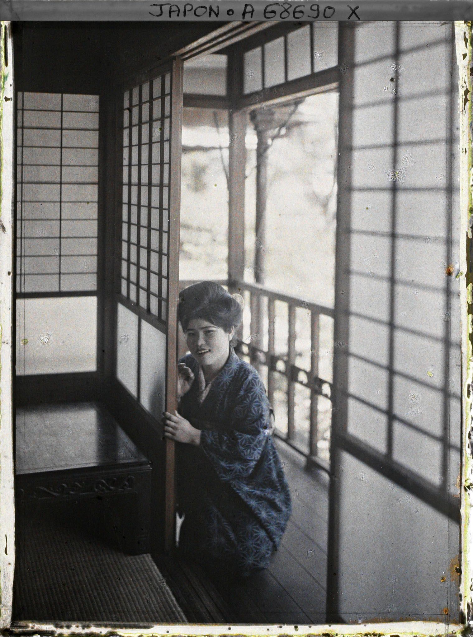 Image représentant Serveuse d'auberge faisant glisser un panneau (shoji) de porte