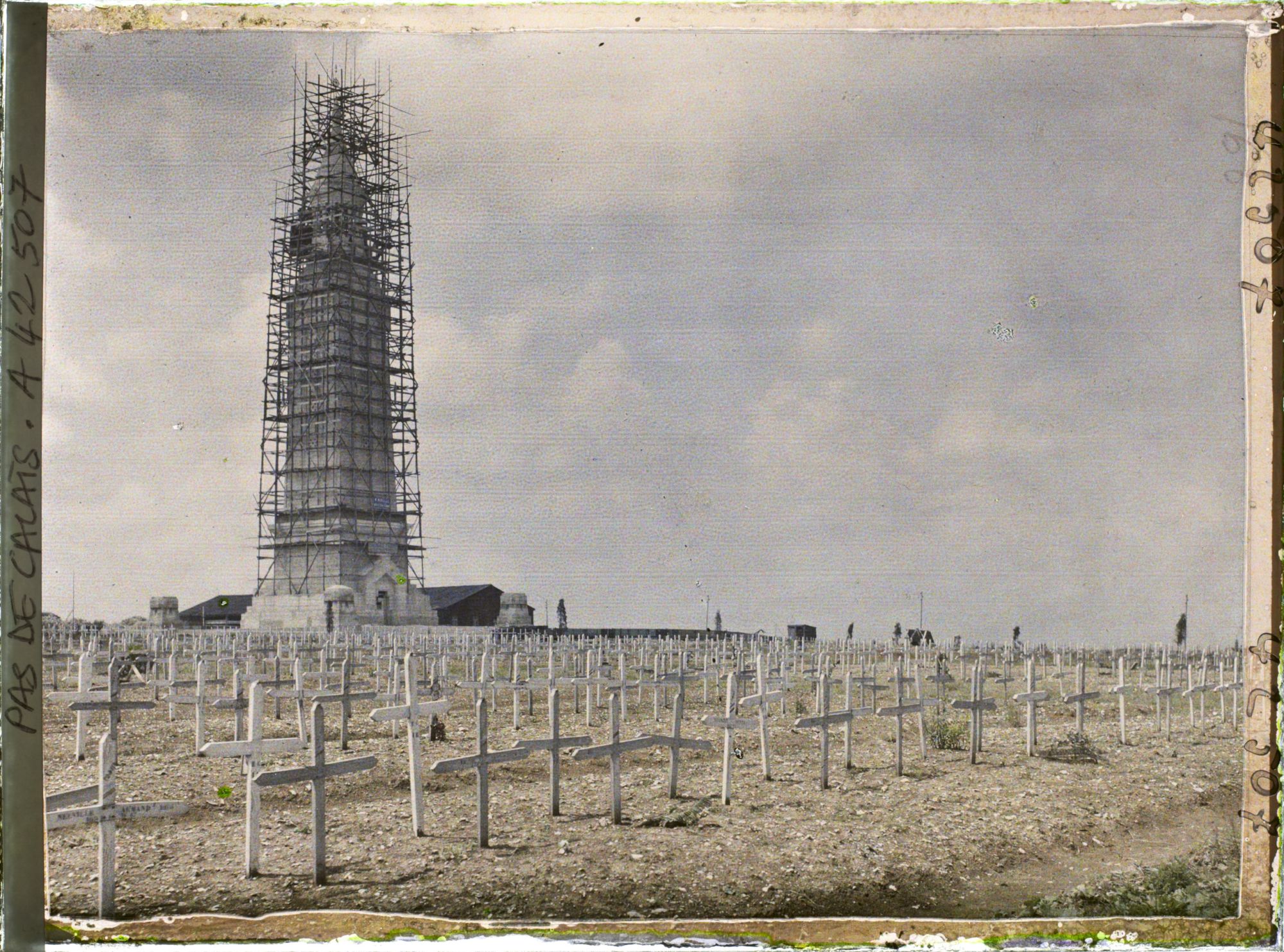 Image représentant Le monument aux morts du cimetière de Notre-Dame de Lorette