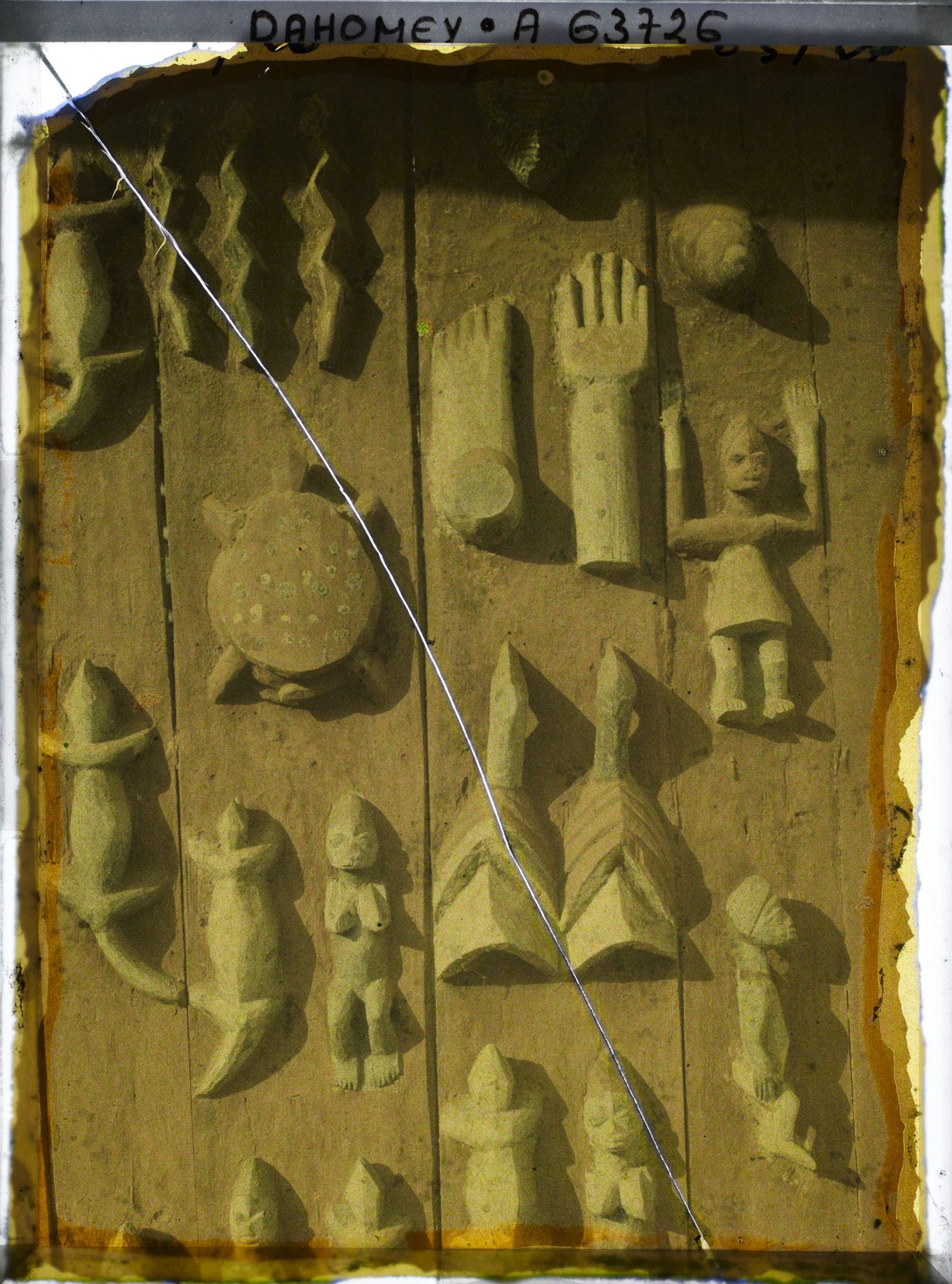 Image représentant Détail de la porte du palais du roi Tôli, motifs sculptés