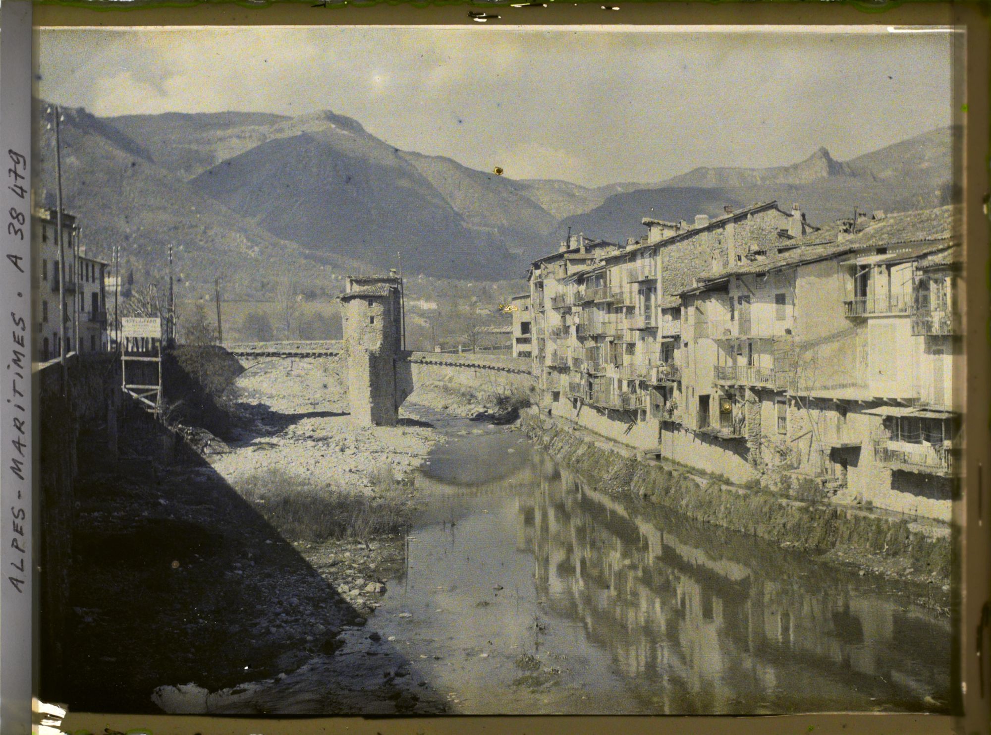 Image représentant Le pont vieux à péage, pont fortifié enjambant la Bévéra
