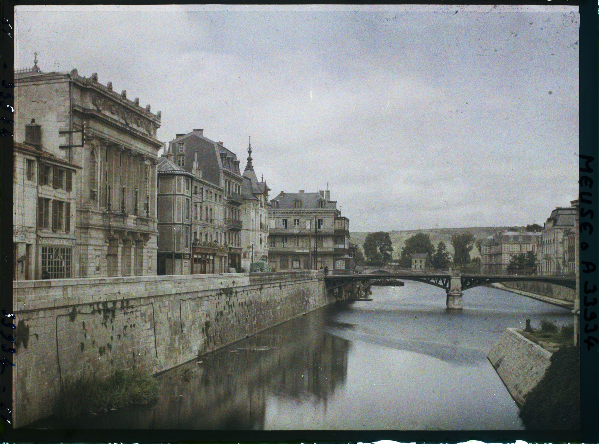 Image représentant France, Verdun, La Meuse et le Pont du Théâtre vu vers l'aval, à gauche le Théâtre