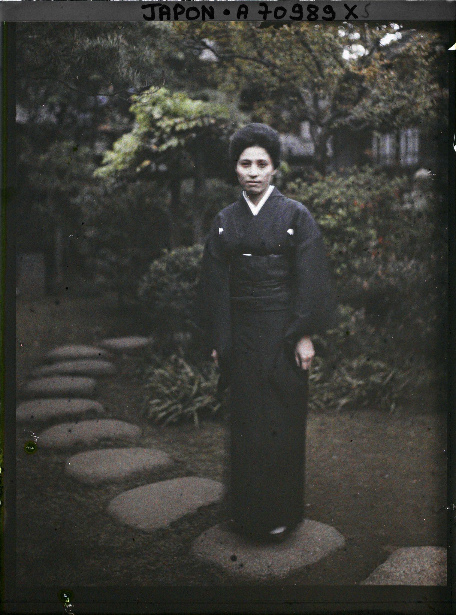 Image représentant Japonaise dans le jardin d'une résidence