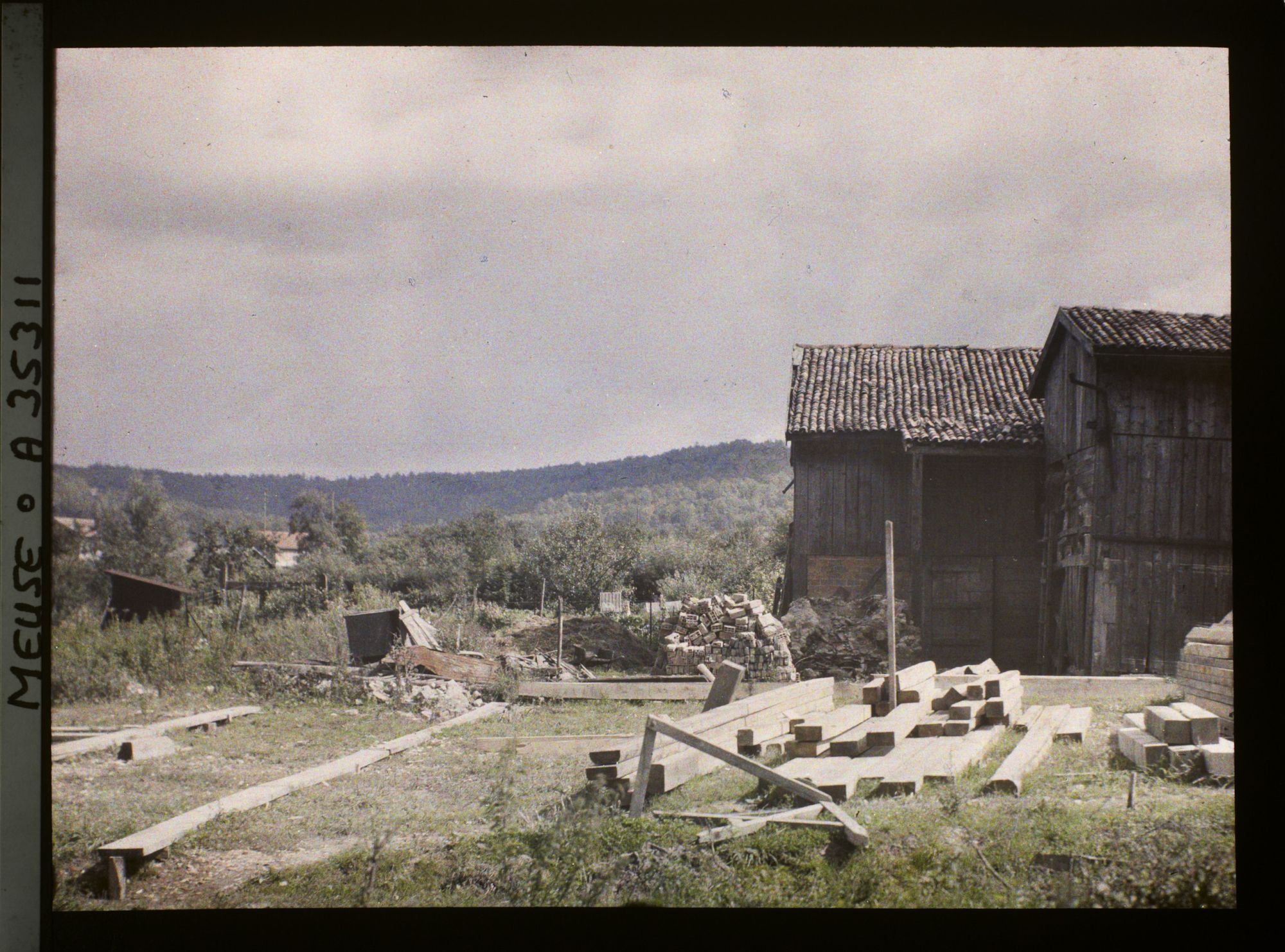 Image représentant France, Les Islettes, Ruines aux abords de l'Eglise