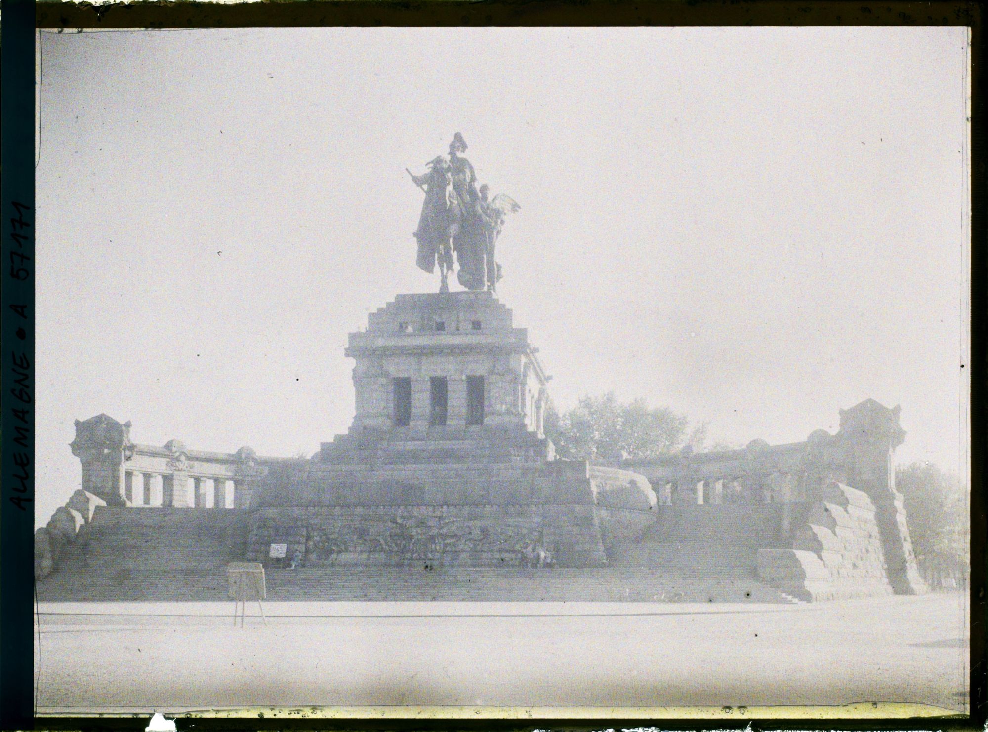 Image représentant Bords du Rhin, Coblence, Coblence Monument de Guillaume 1er