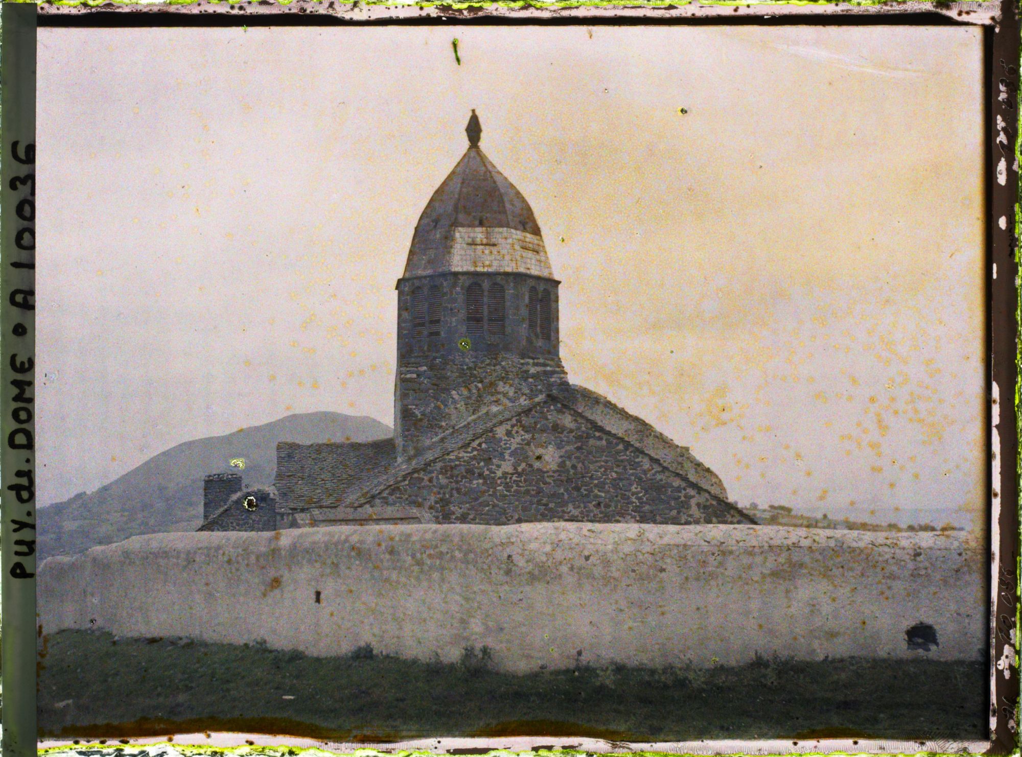 Image représentant France, Ronzières, La Vieille Eglise du XIIe Se perchée à 750m d'altitude