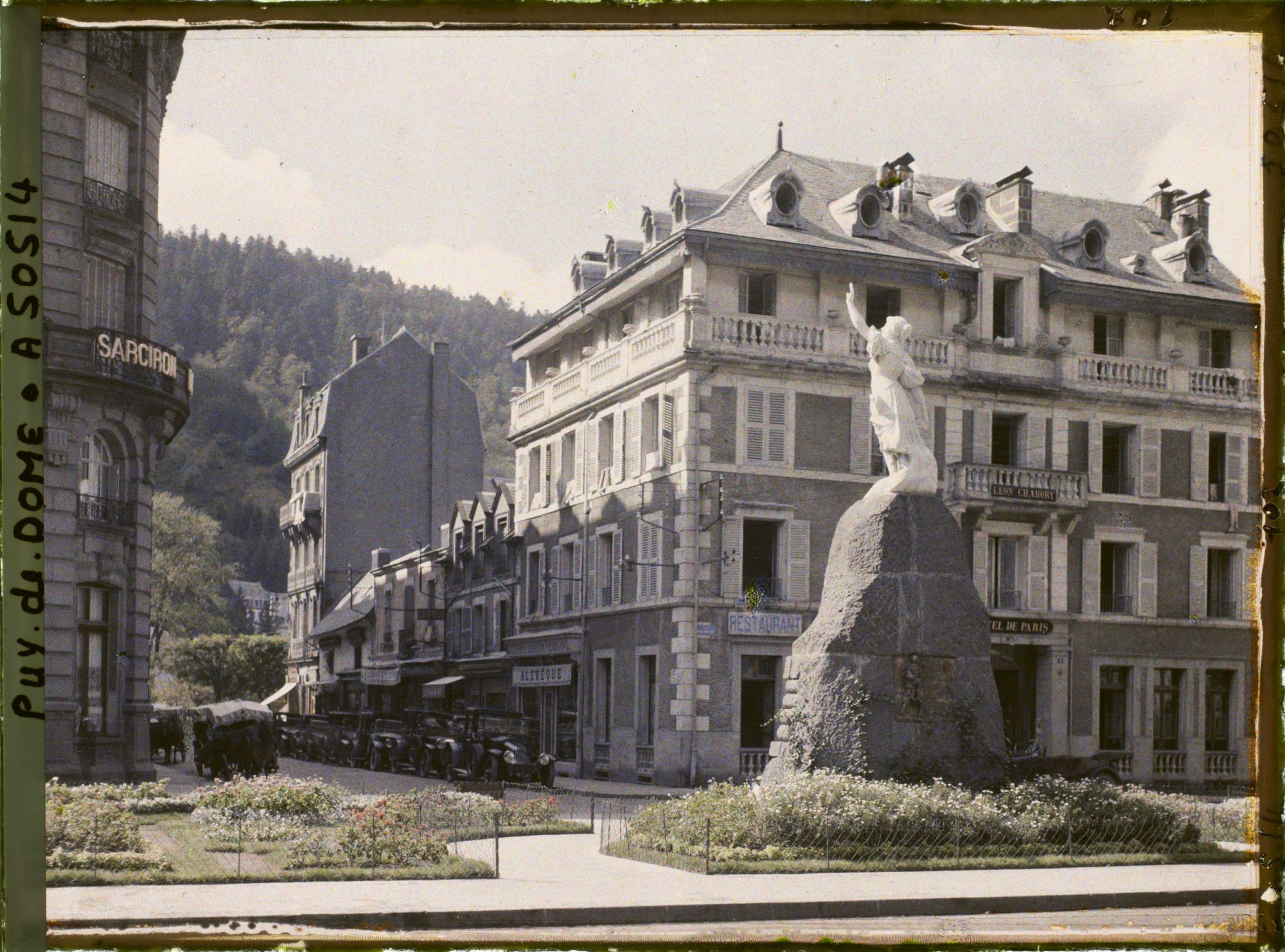 Image représentant France, Mont Dore, La Place Michel Bertrand et la rue Raymond