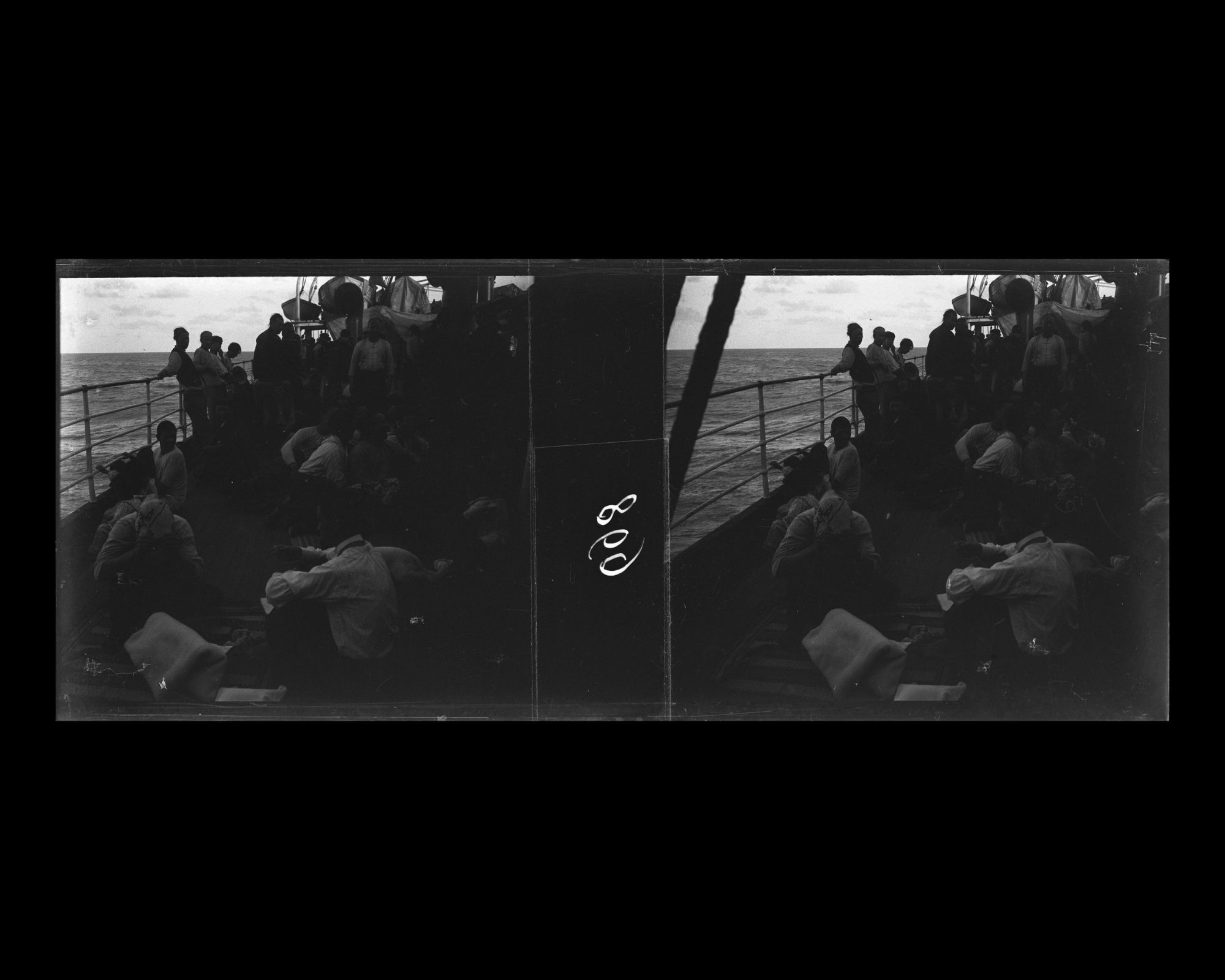 Image représentant Passagers sur le pont à l'arrière du navire