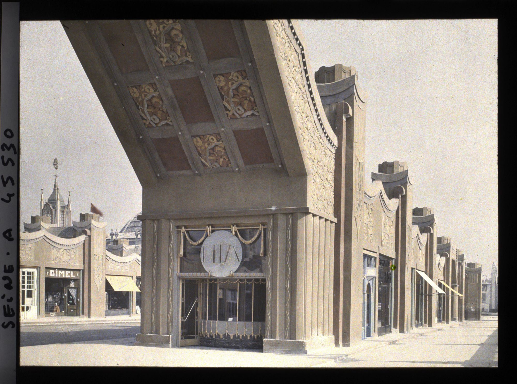 Image représentant L'Exposition des arts décoratifs, Rue des Boutiques sur le pont Alexandre III, boutiques sur le pont