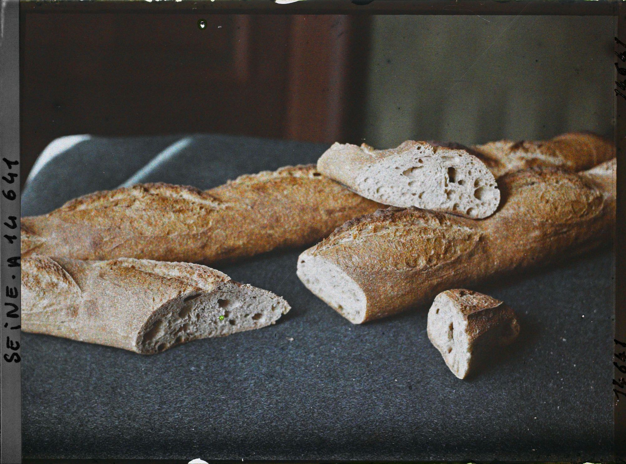 Image représentant Pains et morceaux de pain (correspondants aux tickets de rationnement ?)