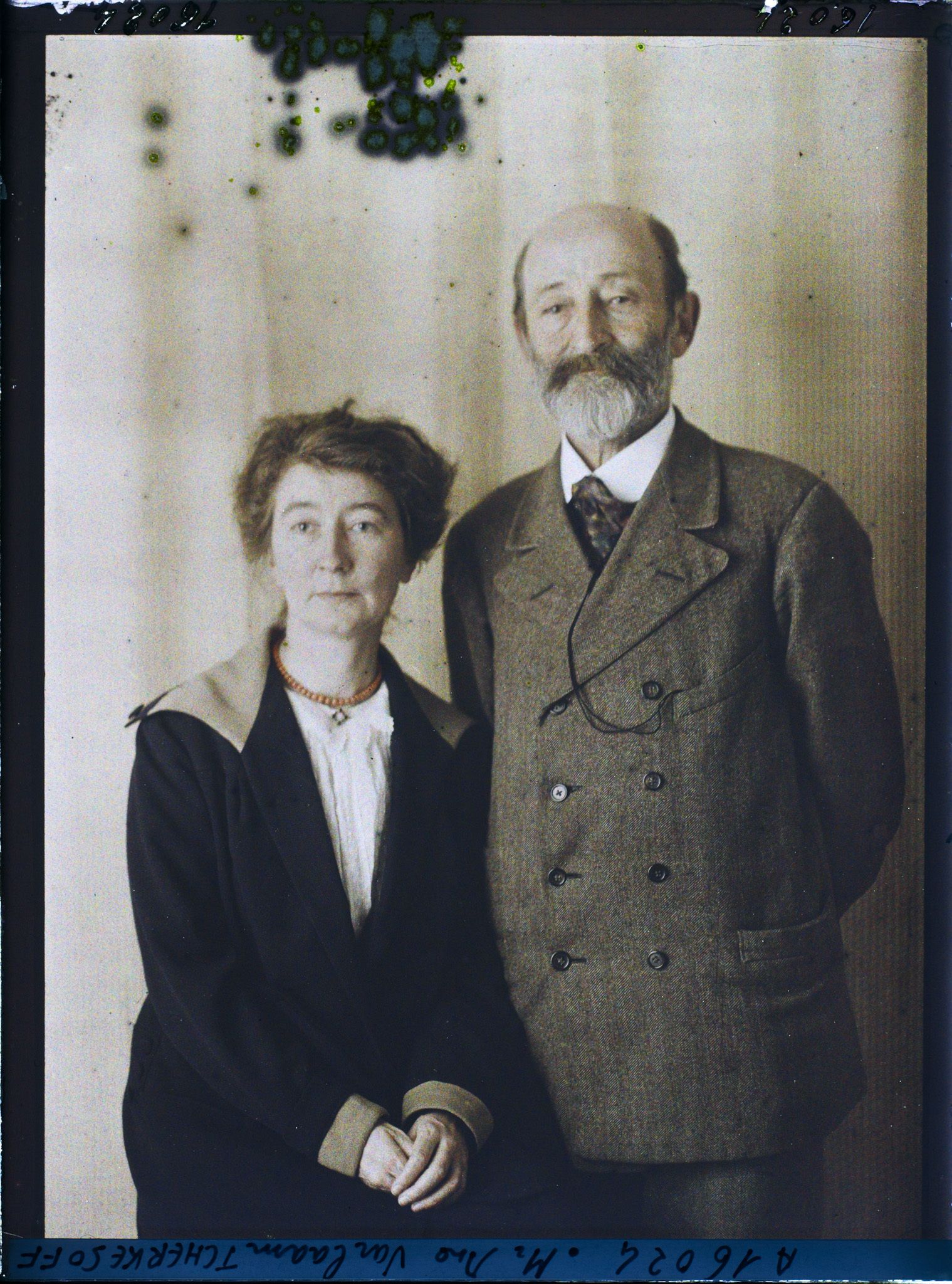 Image représentant Monsieur  https://musee-albert-kahn.s-museum.fr/home/NWQ2OTAwYzNmYjZlZTk1ZWQwODJmMjY4L2dlbmVyaWMtbm90aWNlLXRhYi9hdXRob3JpdHkvNjE3YTc5ZjVjZjhiODk2OGIzMzM3ZDIx/5d6900c3fb6ee95ed082f268/generic-notice-tab/authority/617a79ebcf8b8968b3337896 Warlaam Tcherkesoff et  https://musee-albert-kahn.s-museum.fr/home/NWQ2OTAwYzNmYjZlZTk1ZWQwODJmMjY4L2dlbmVyaWMtbm90aWNlLXRhYi9hdXRob3JpdHkvNjE3YTc5ZjVjZjhiODk2OGIzMzM3ZDIx/5d6900c3fb6ee95ed082f268/generic-notice-tab/authority/617a79ebcf8b8968b3337b73 son épouse Frida