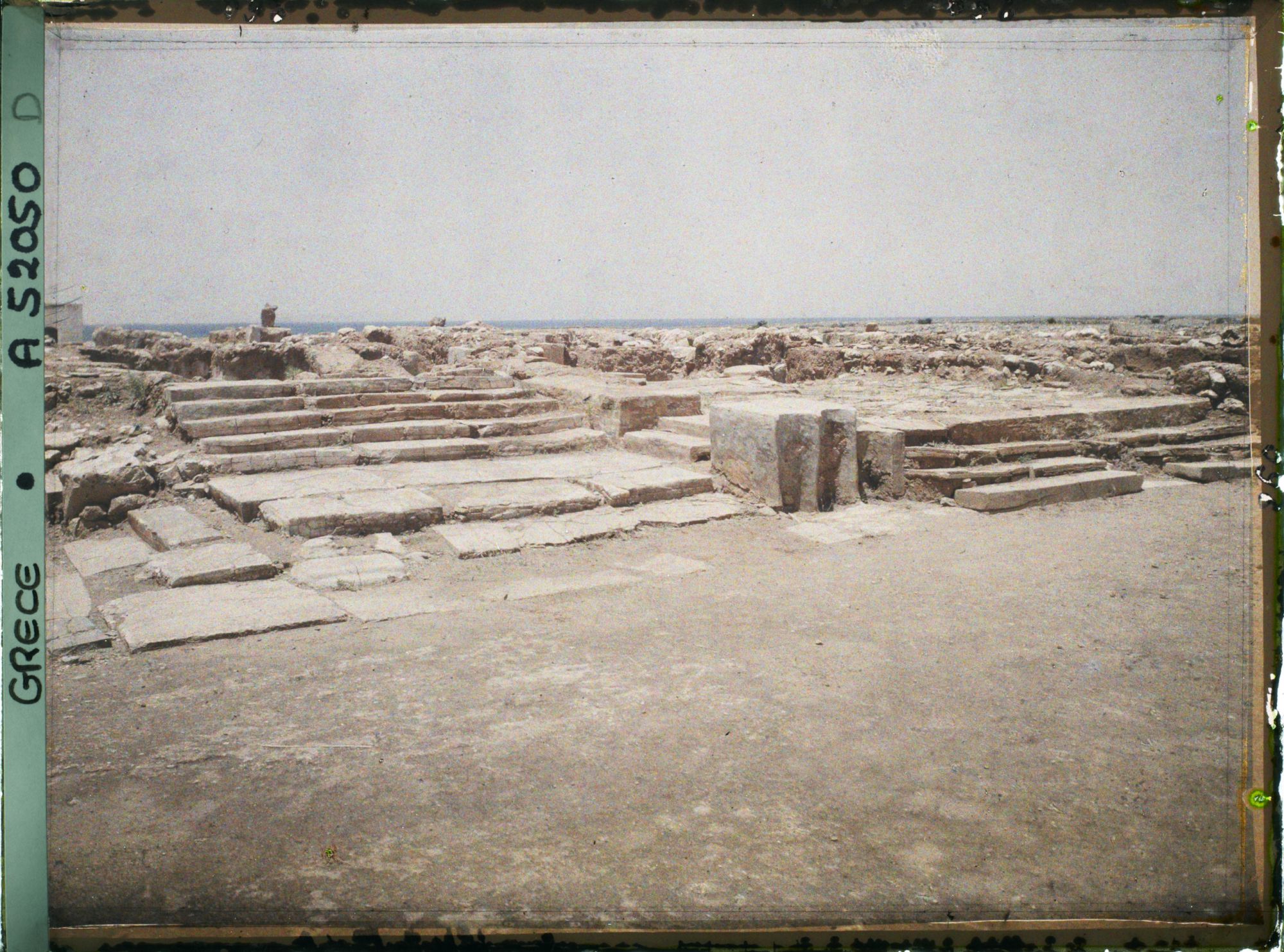 Image représentant Dans la cour centrale, segment de la façade ouest (escalier et loge royale)