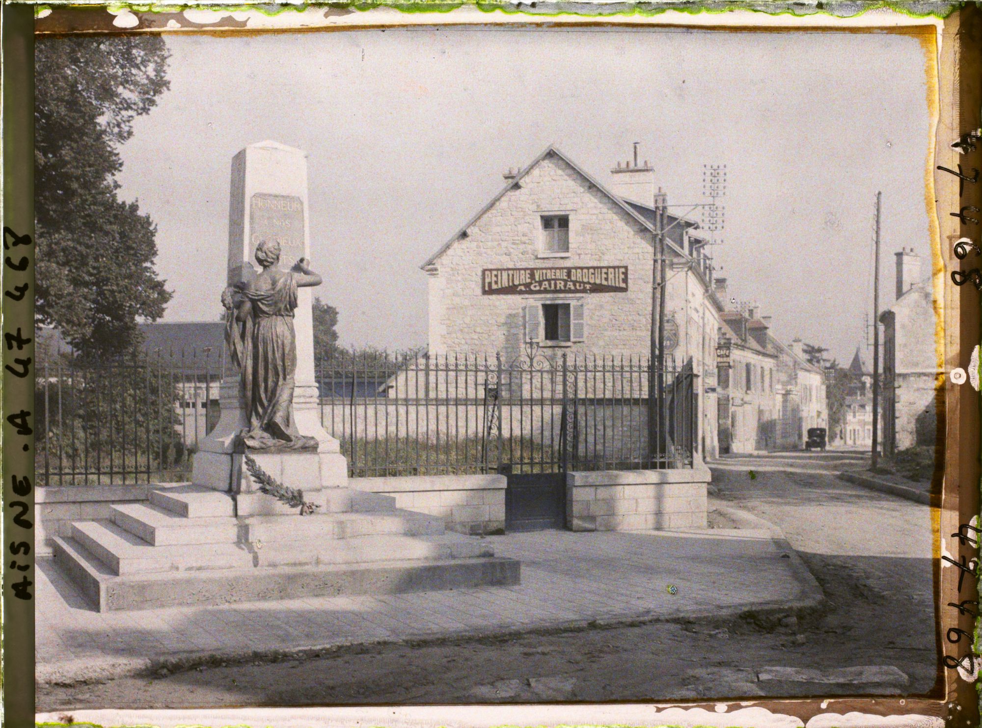 Image représentant France, Vic s/ Aisne, Monumt aux Morts
