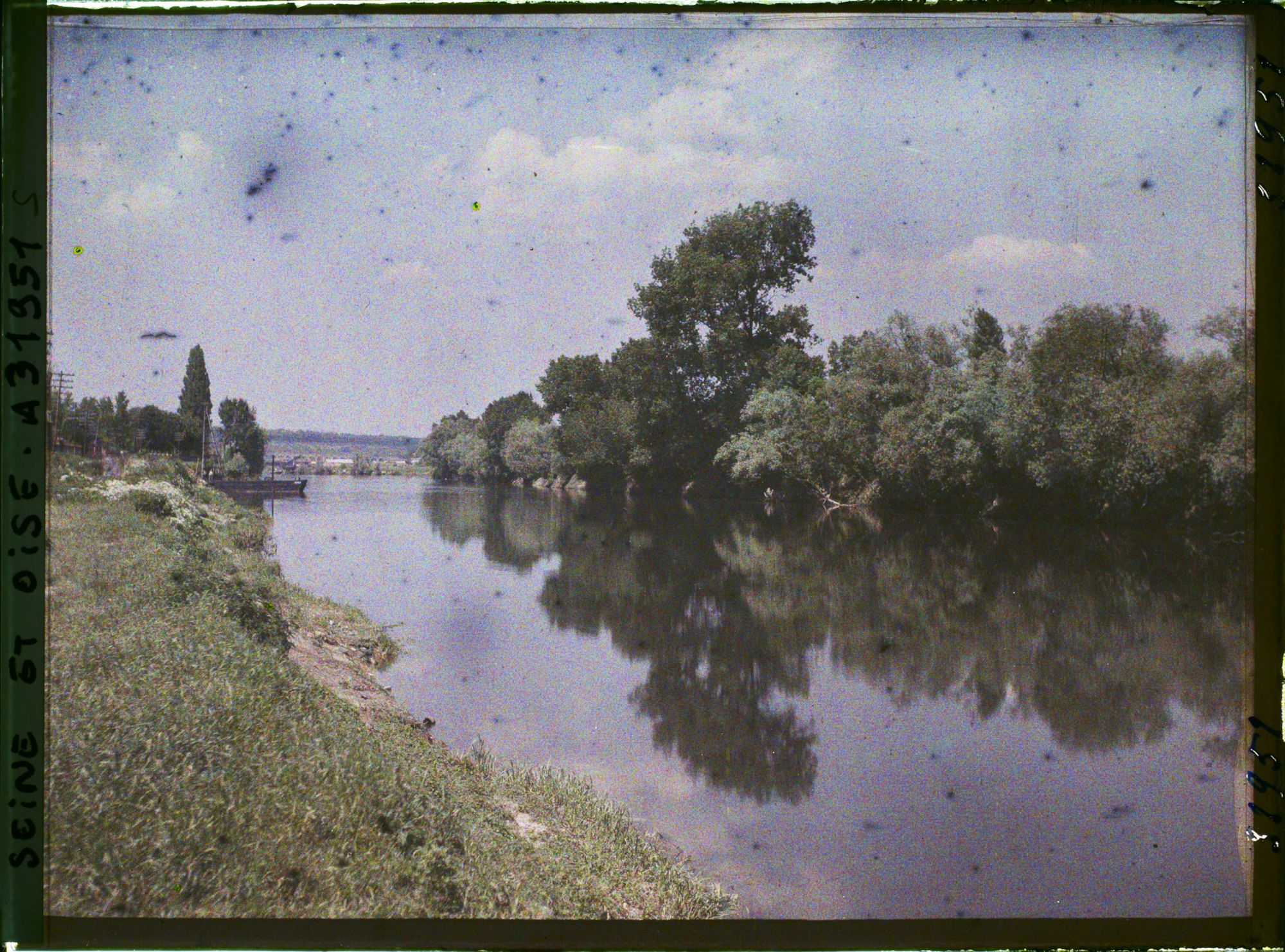 Image représentant France, Port de Marly, La Seine Vue vers l'Aval, au fond la terrasse de St Germain