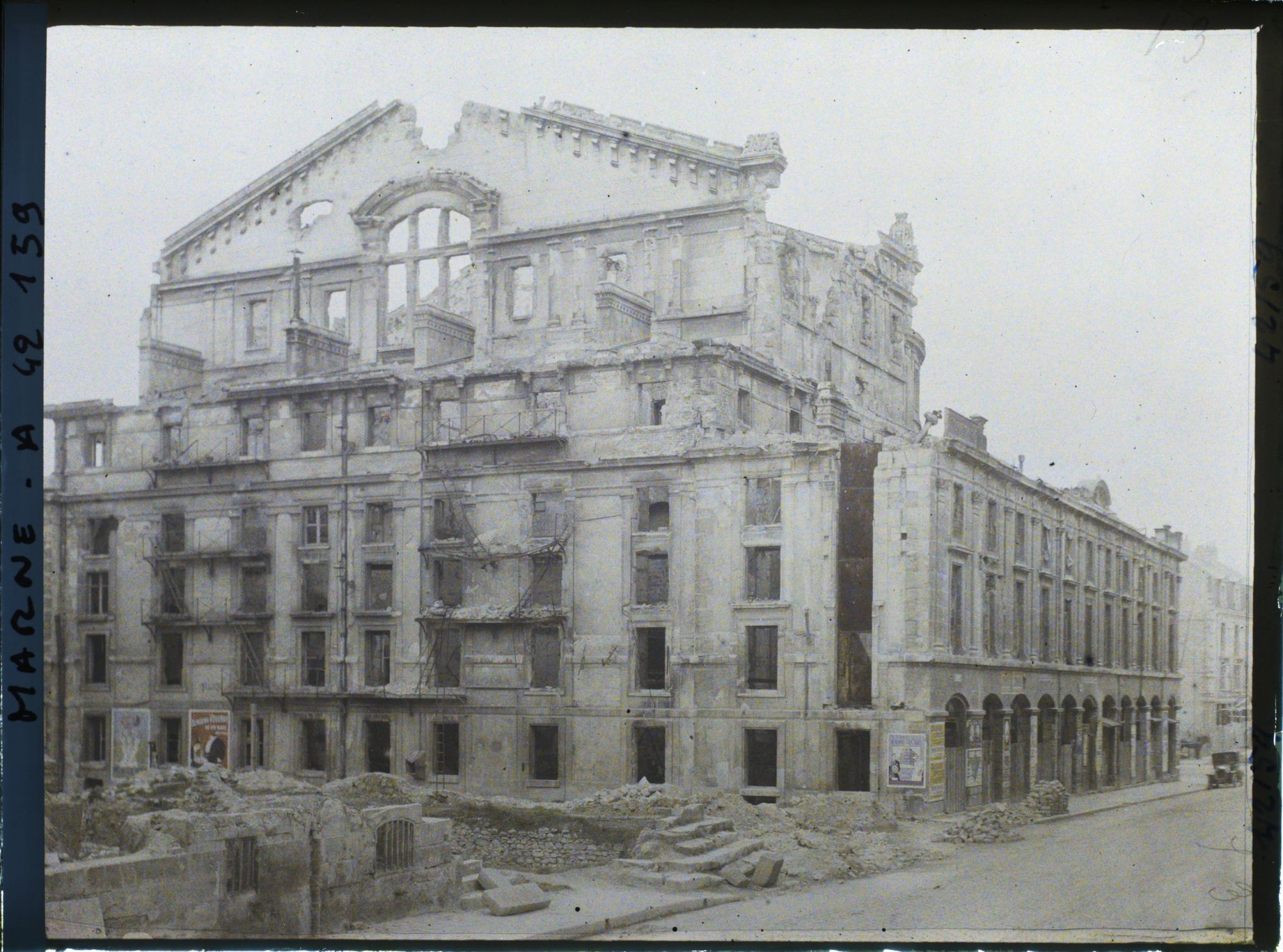 Image représentant France, Reims, Le Théâtre entièrement déblayé