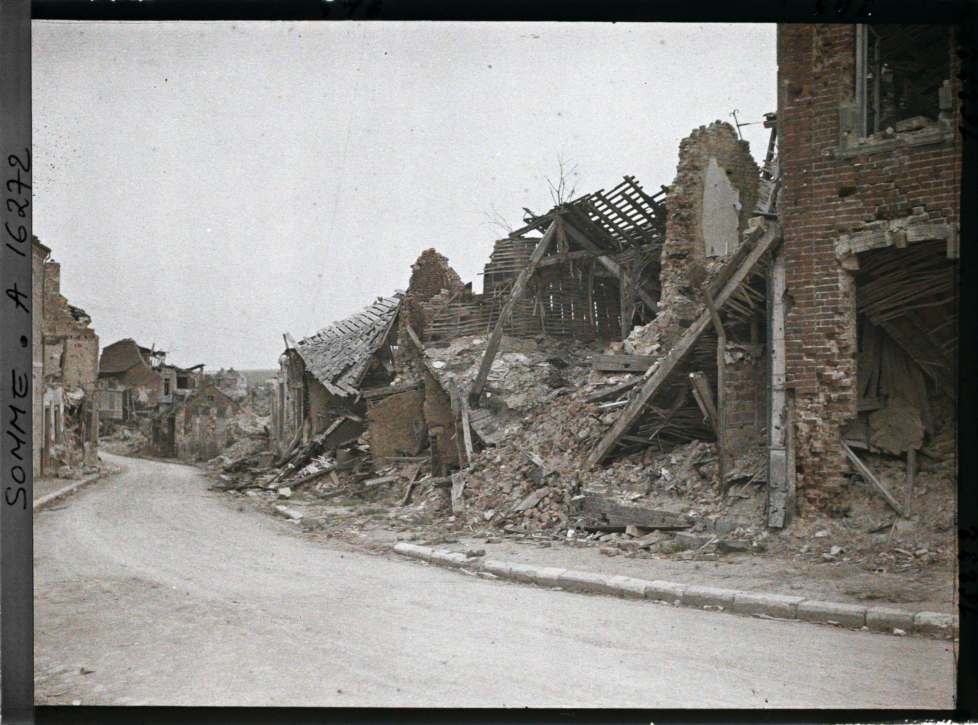 Image représentant France, Albert, Une rue près de l'Eglise