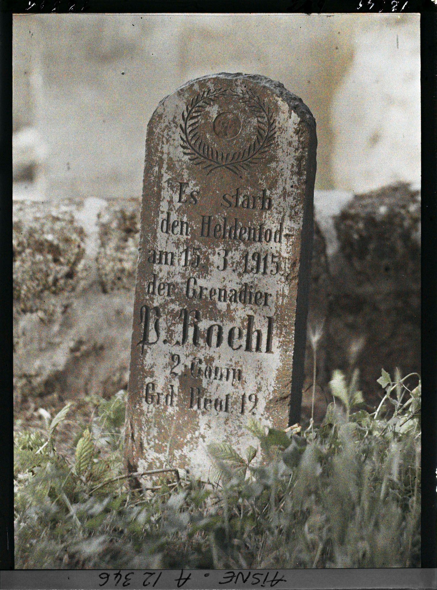 Image représentant Pierre tombale allemande du grenadier Rochl mort le 15 mars 1915