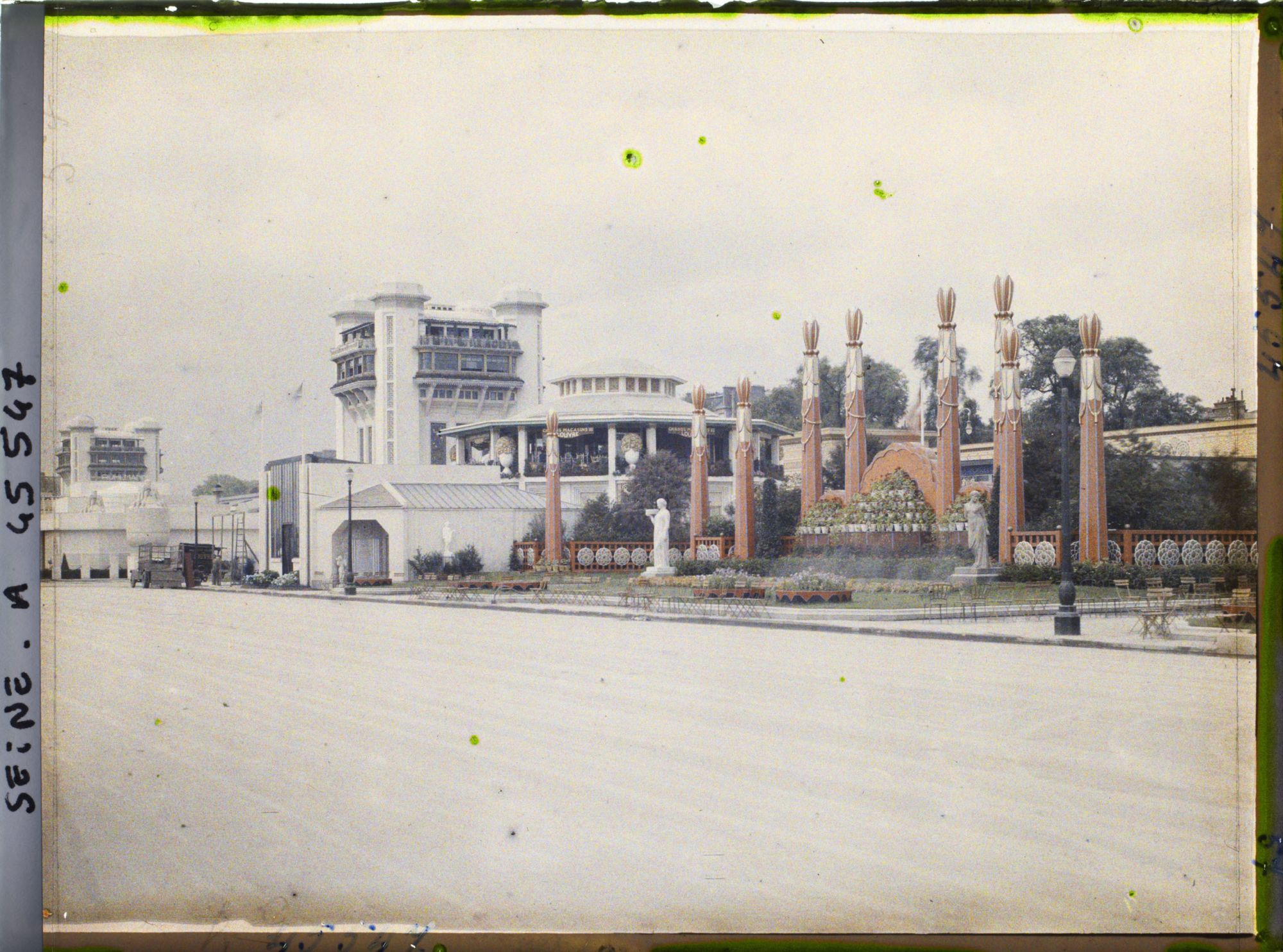 Image représentant L'Exposition des arts décoratifs, Jardin de Jacques Lambert, sur la terrasse de la gare des Invalides