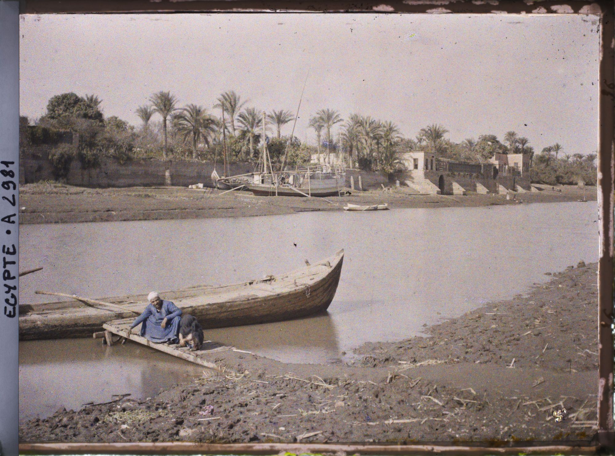 Image représentant Bac de passage fluvial entre l'île de Rôdah et le centre de la ville