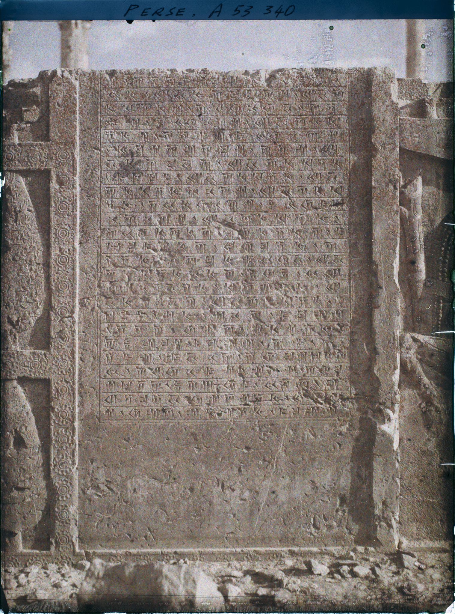 Image représentant Escalier nord de l'Apadana, inscriptions cunéiformes