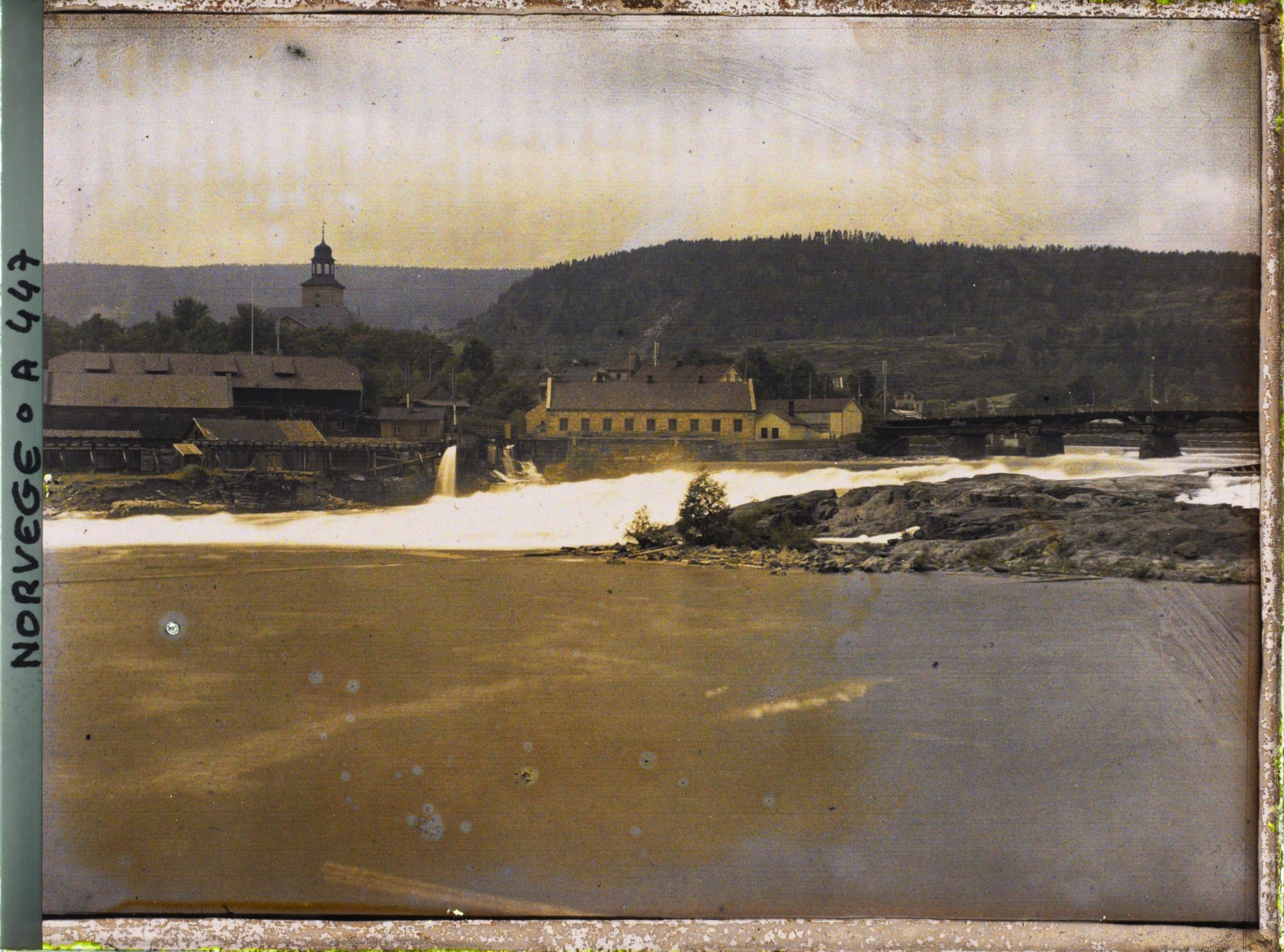 Image représentant Vue des chutes d'eau du fleuve NumedalslÅgen