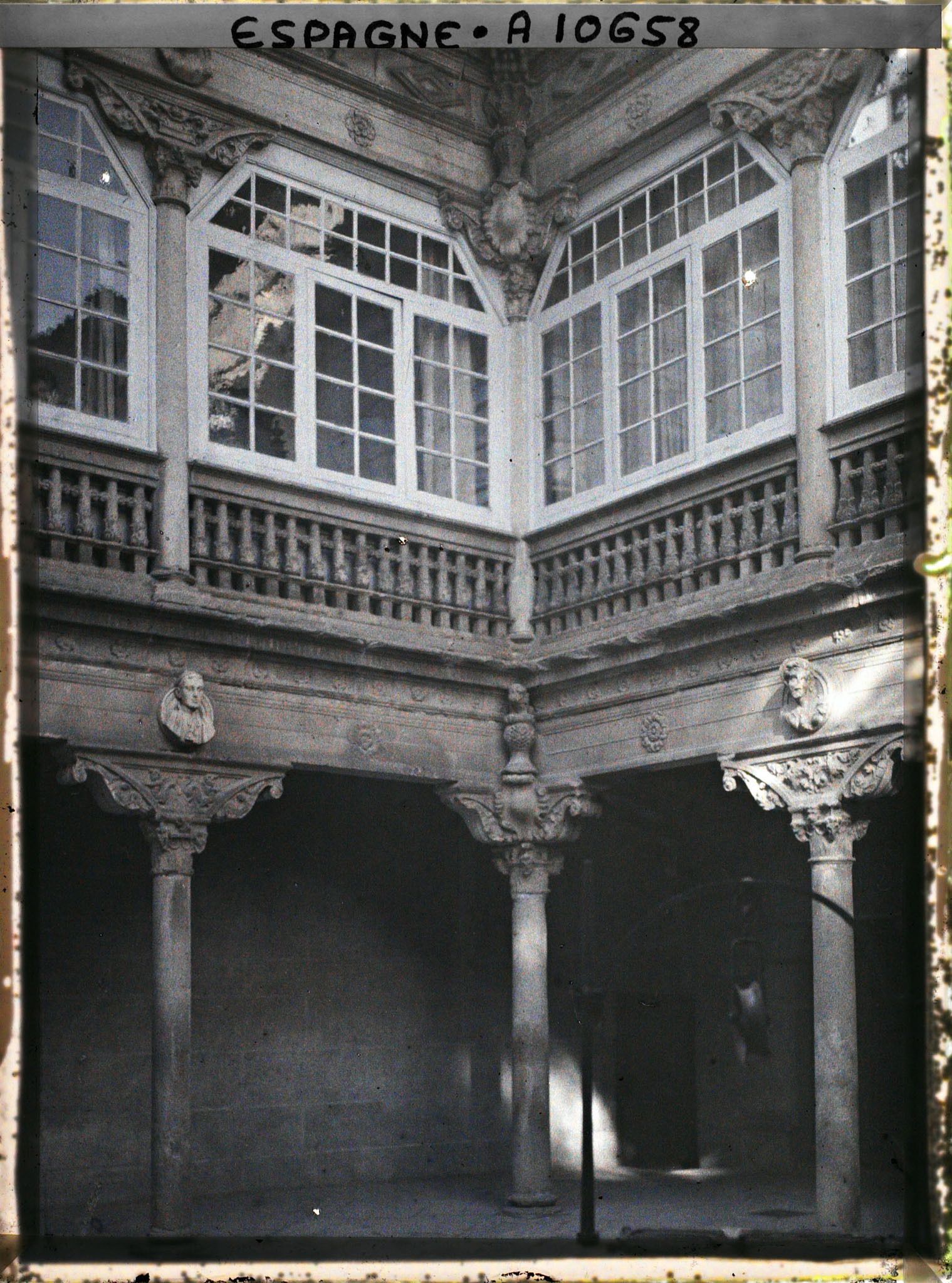 Image représentant Espagne, Ségovie, Patio du Marquis del Arco avec le puits (seizième siècle) (en hauteur)