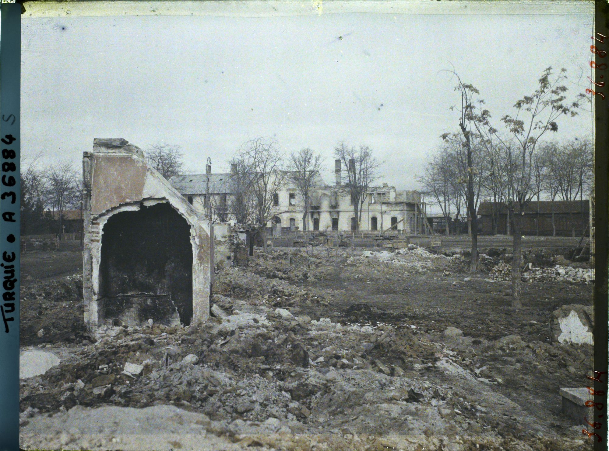 Image représentant Turquie, Eski-Ckehir, Une vue vers les ruines de la Gare