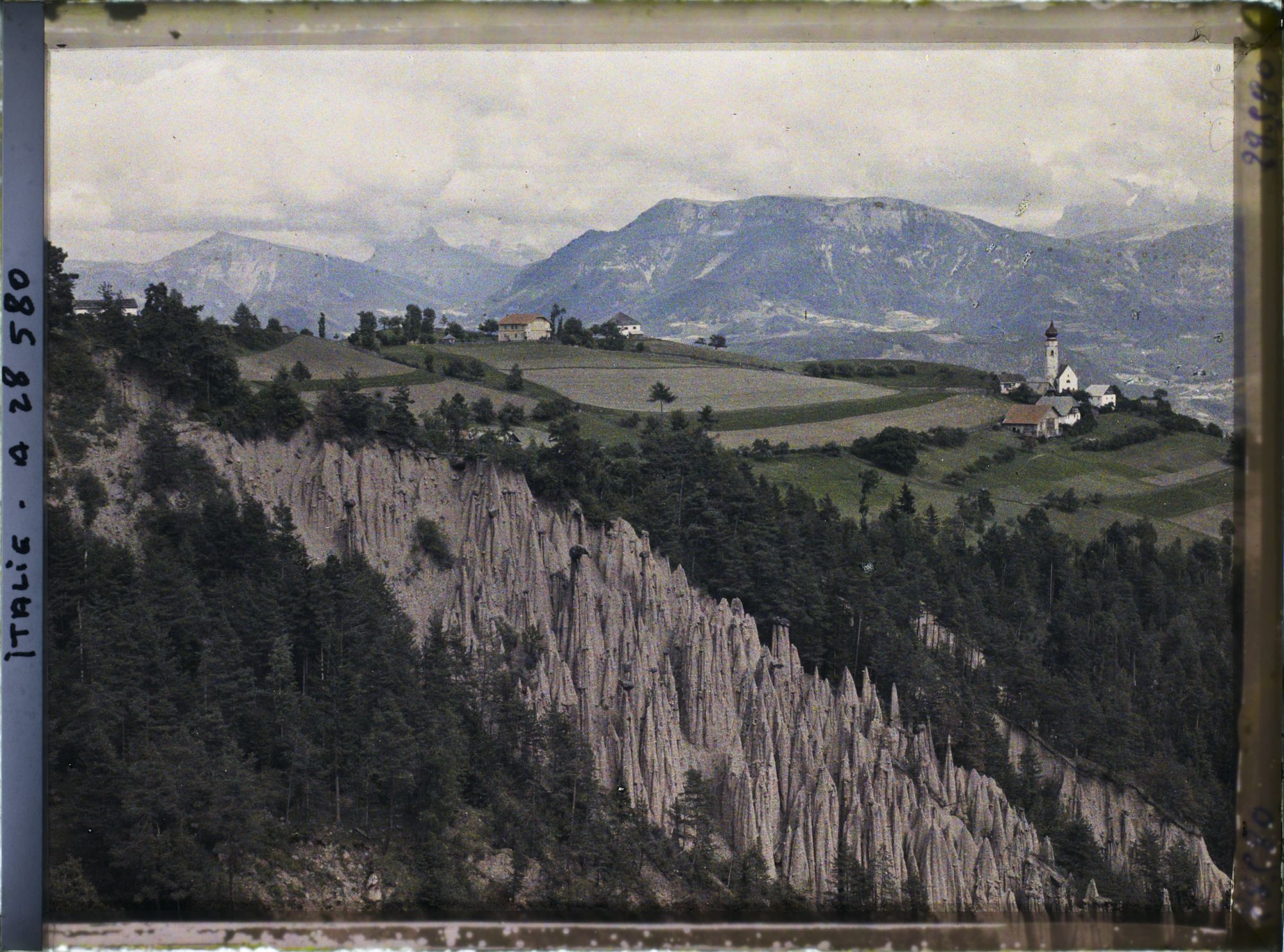 Image représentant Les Pyramides de terre (ou Cheminées de Fées) de Renon et le hameau de Monte di Mezzo (Mittelberg)