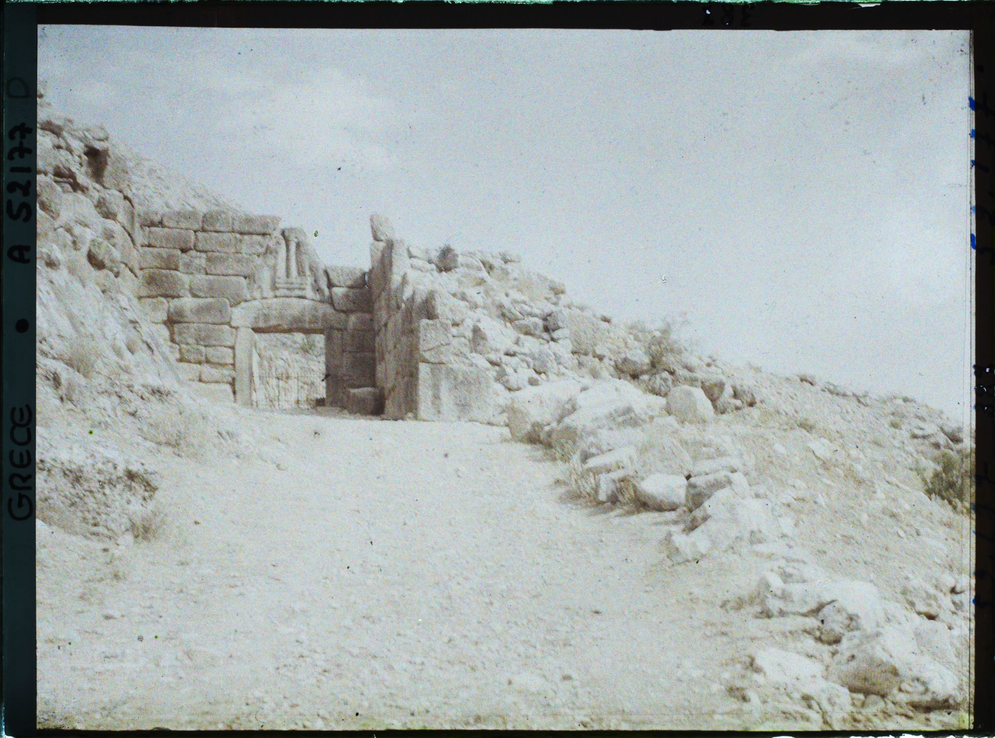 Image représentant Vers la Porte des Lionnes (porte principale de l'Acropole, au nord-ouest)
