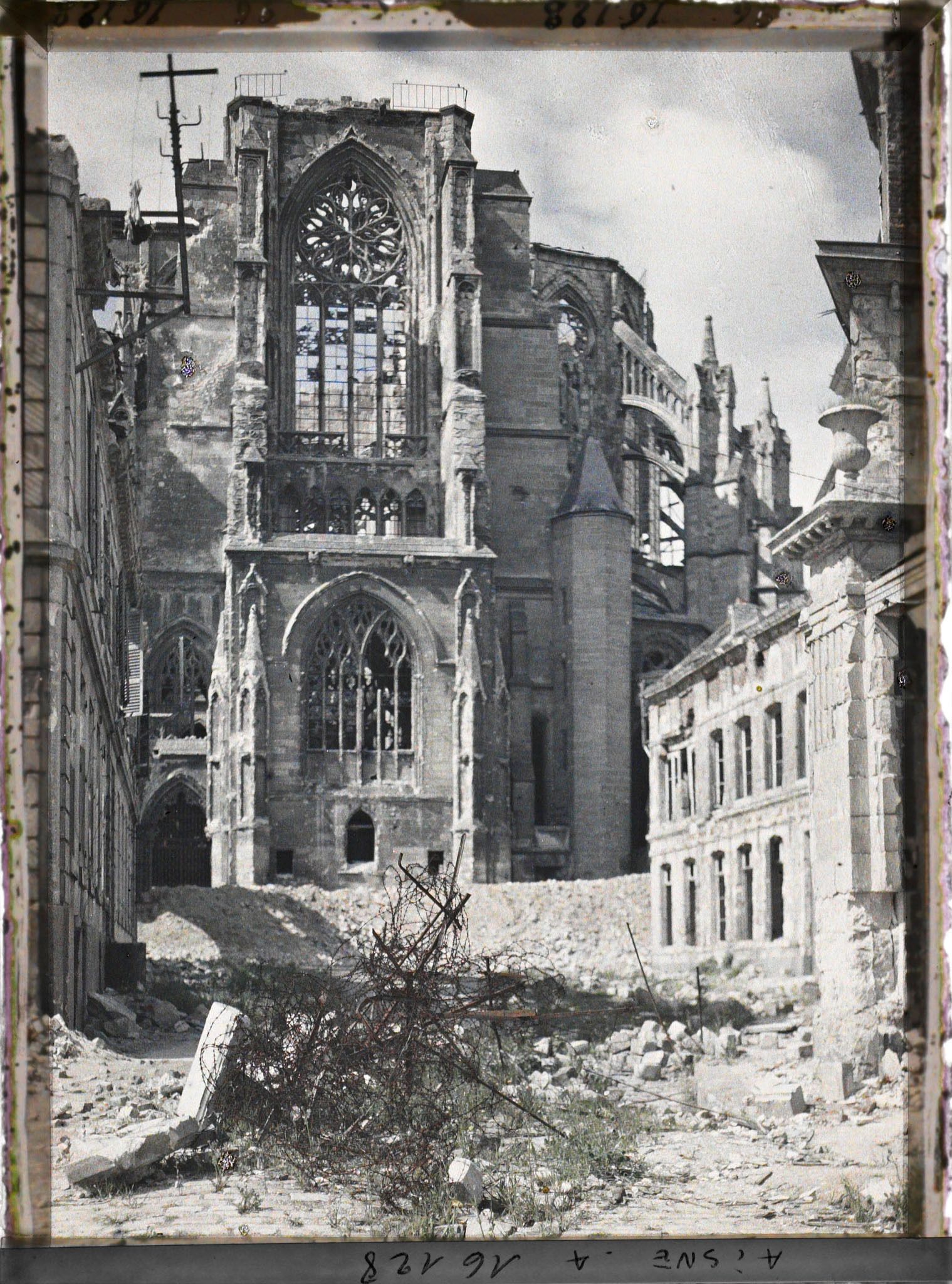 Image représentant France, St Quentin, L'abside de l'Eglise et les fils de fer barbelés