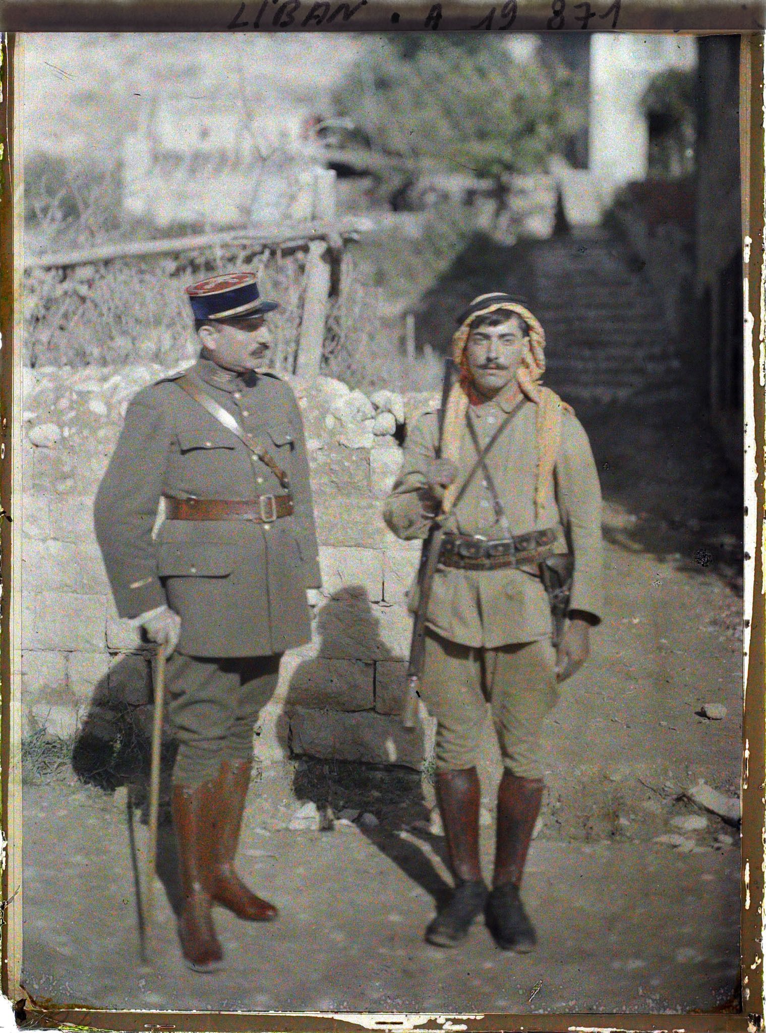 Image représentant Un officier de l'armée française et un gendarme libanais