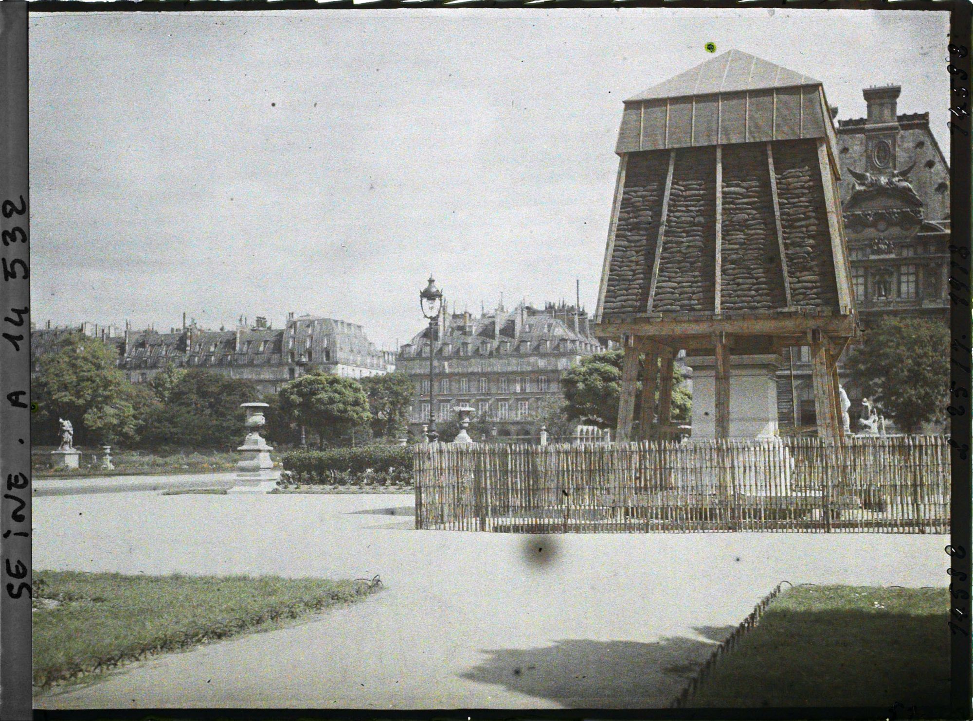 Image représentant Statue protégée contre les bombardements aux Tuileries, actuelle place du Carrousel, devant le pavillon de Marsan