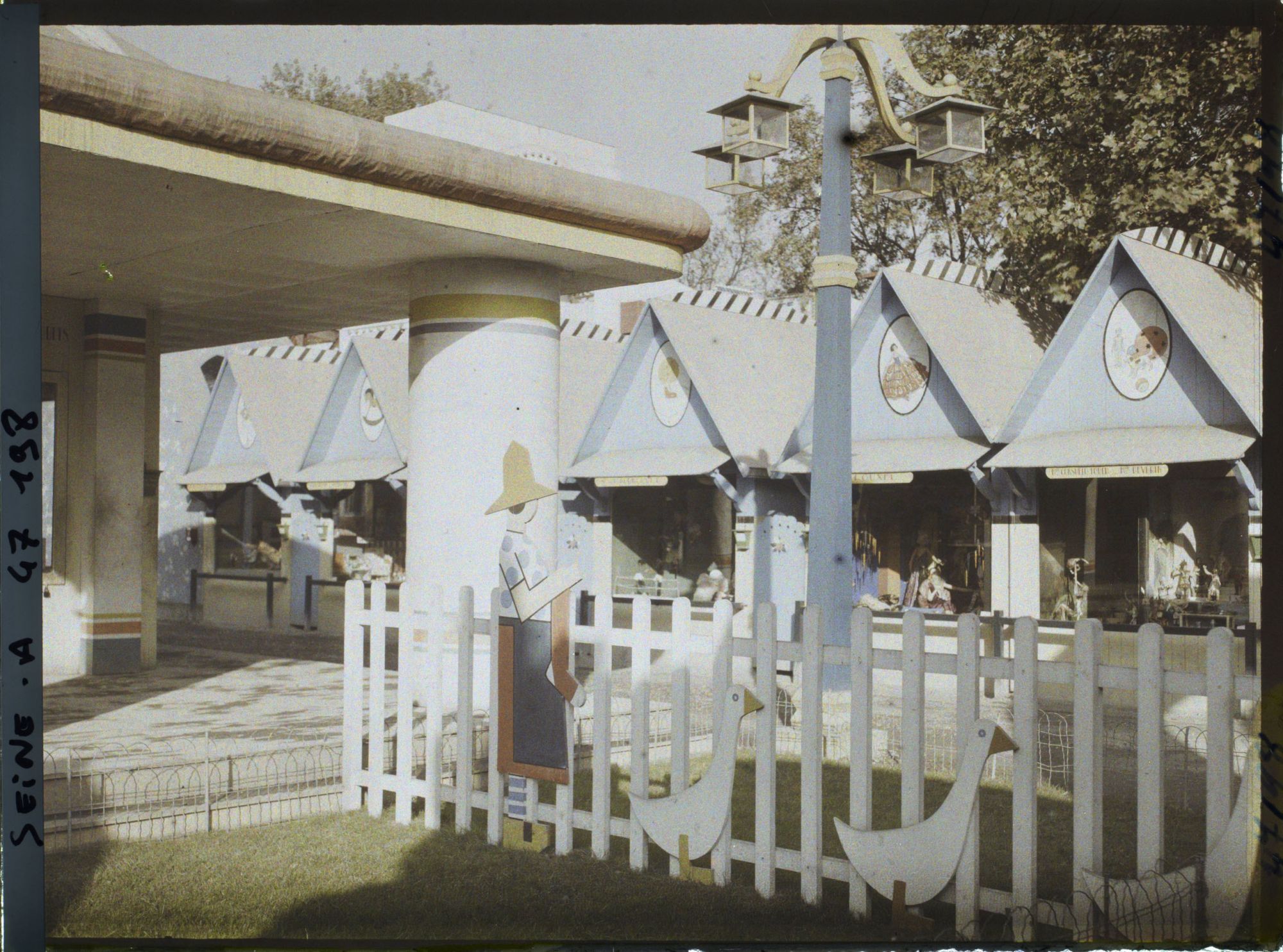 Image représentant L'Exposition des arts décoratifs, le Village du Jouet, quai d'Orsay