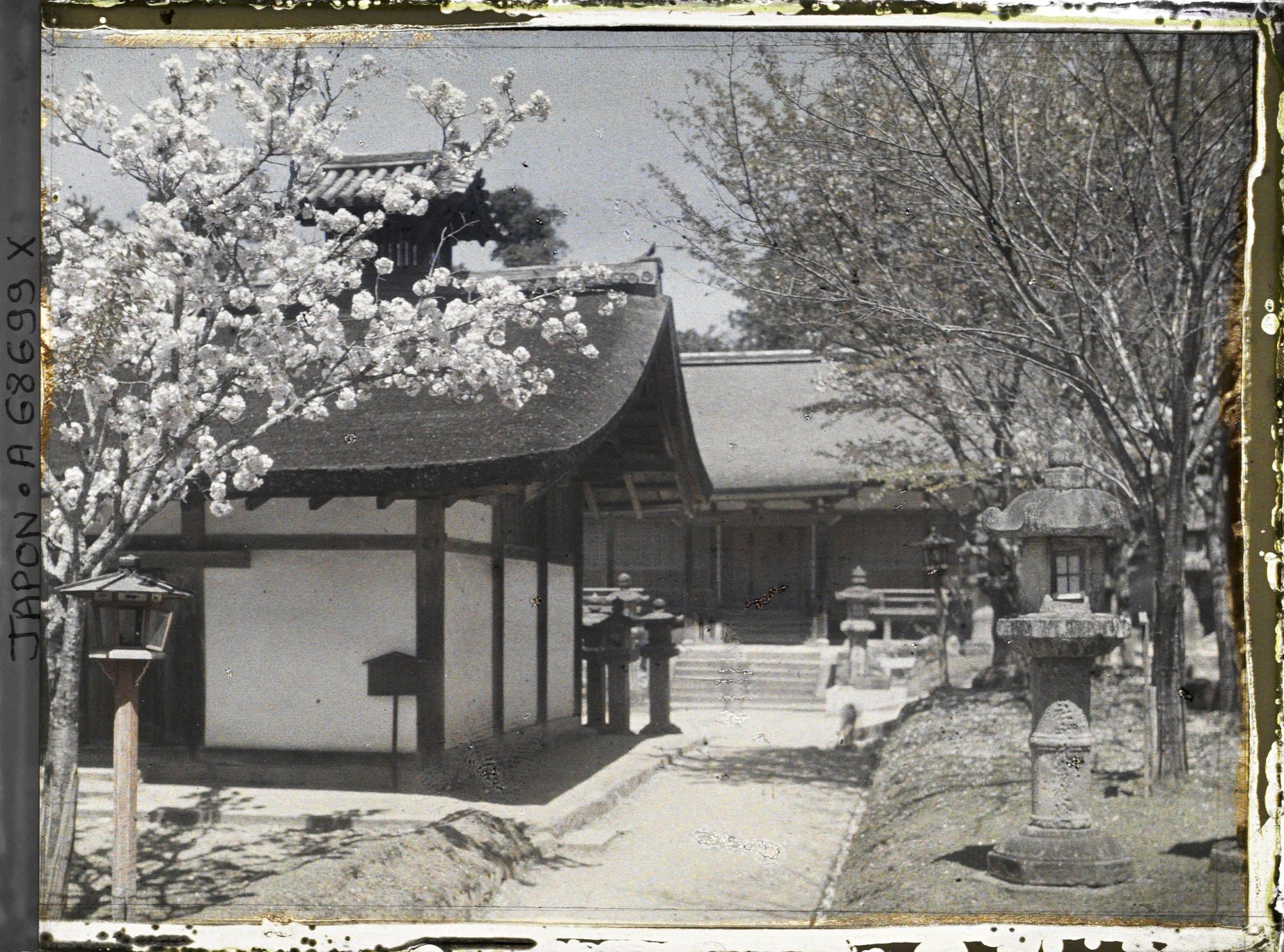 Image représentant Sanctuaire Kasuga-Jinja (ou Kasuga-Taisha) : Le Sakadono et le Keishoden.
