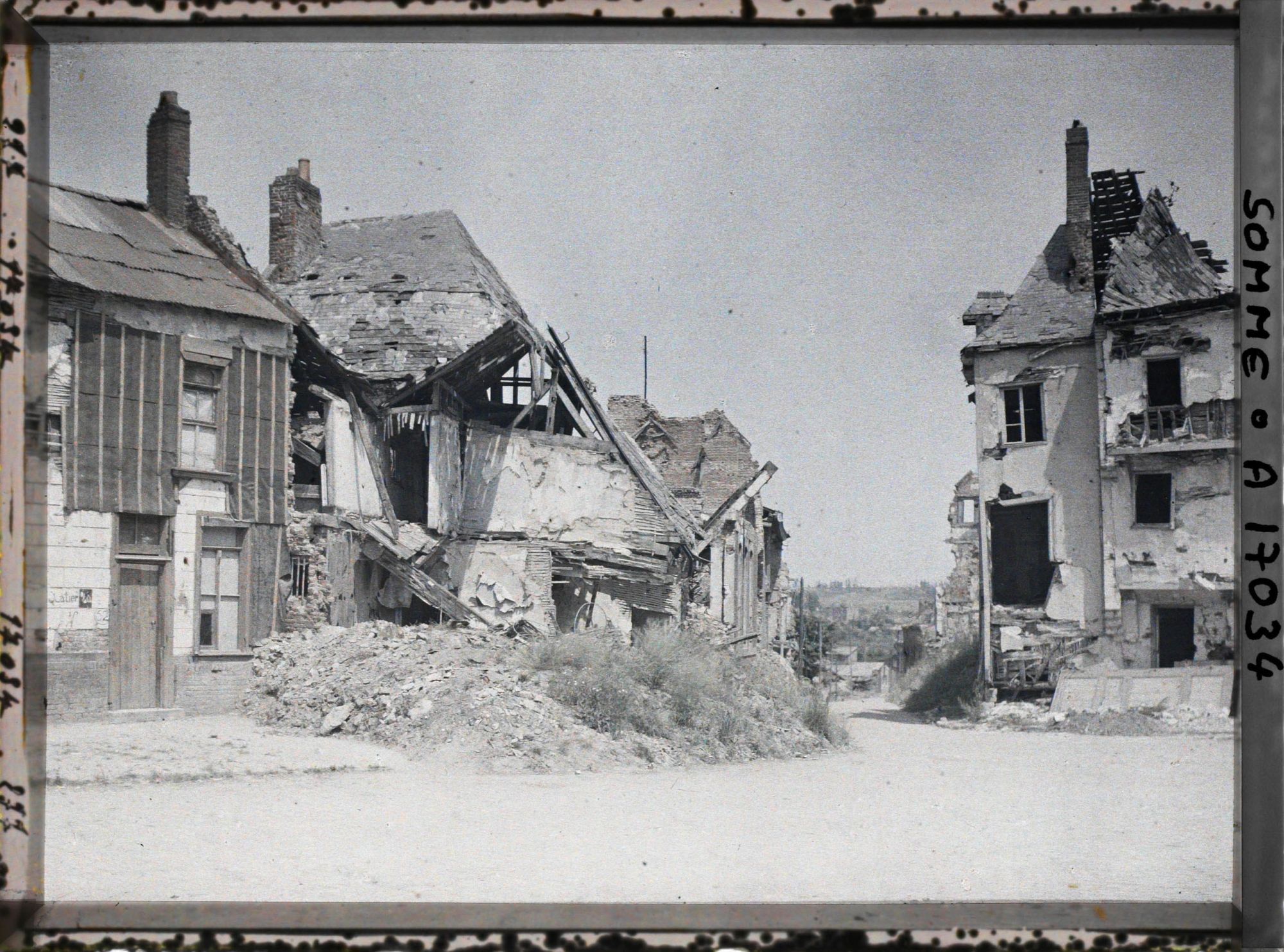 Image représentant France, Péronne, Petite rue avec Maison raccommodée
