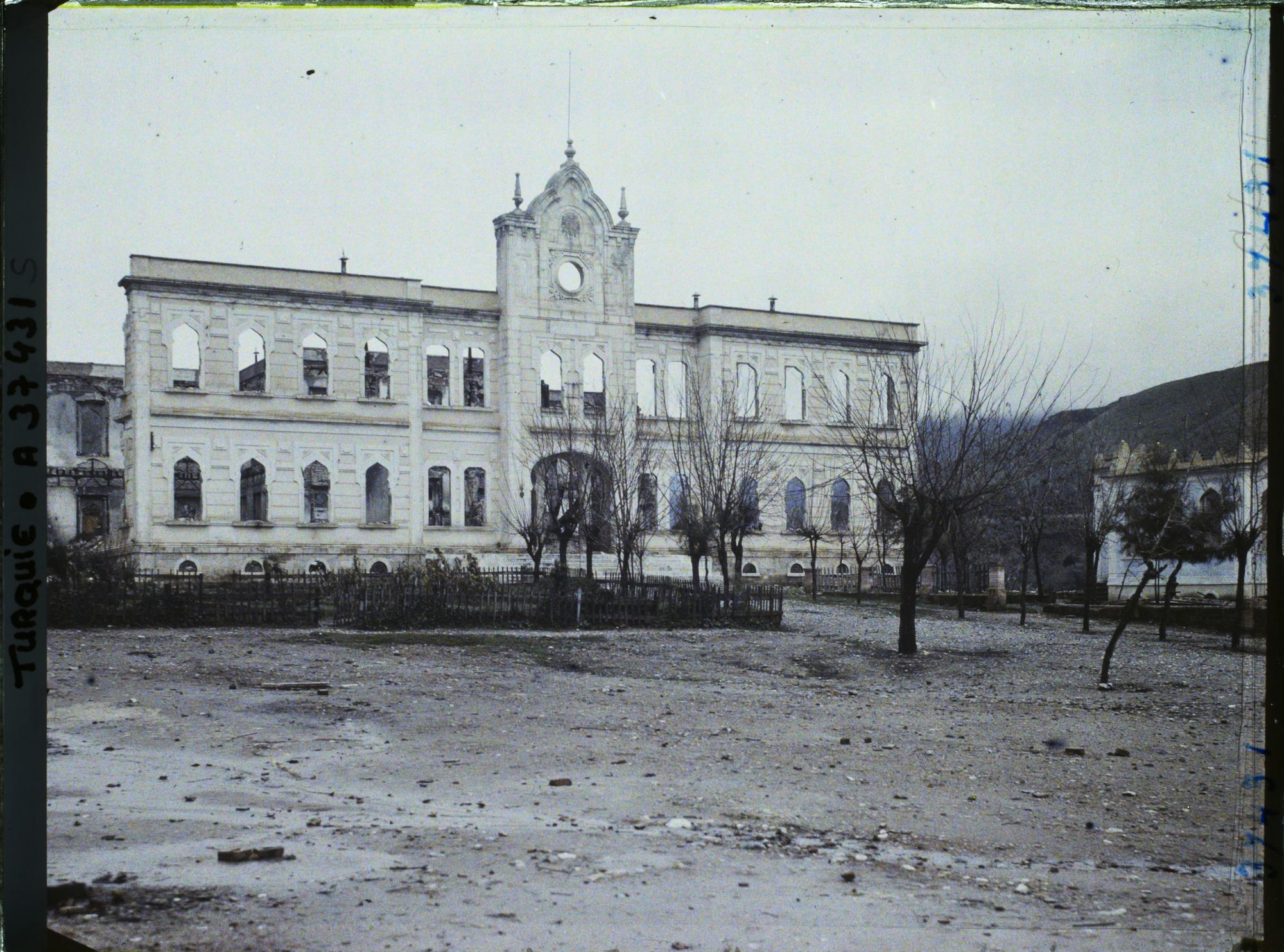 Image représentant Turquie, Aidin, Ruines du Konak - incendié