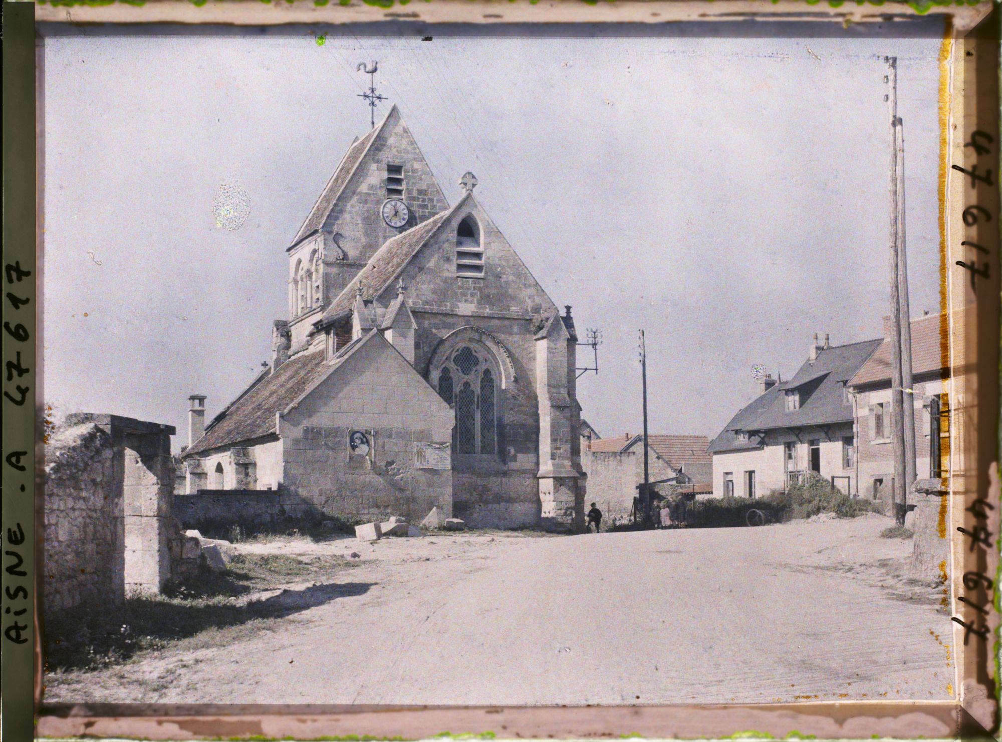 Image représentant France, Pommiers, Abside de l'Eglise, restaurée