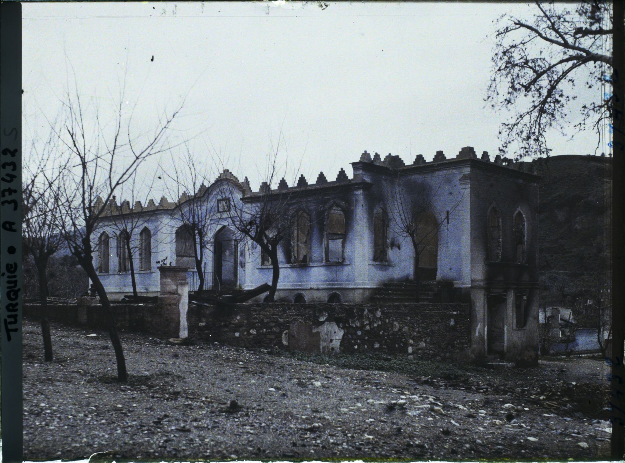 Image représentant Turquie, Aidin, La Gendarmerie incendiée