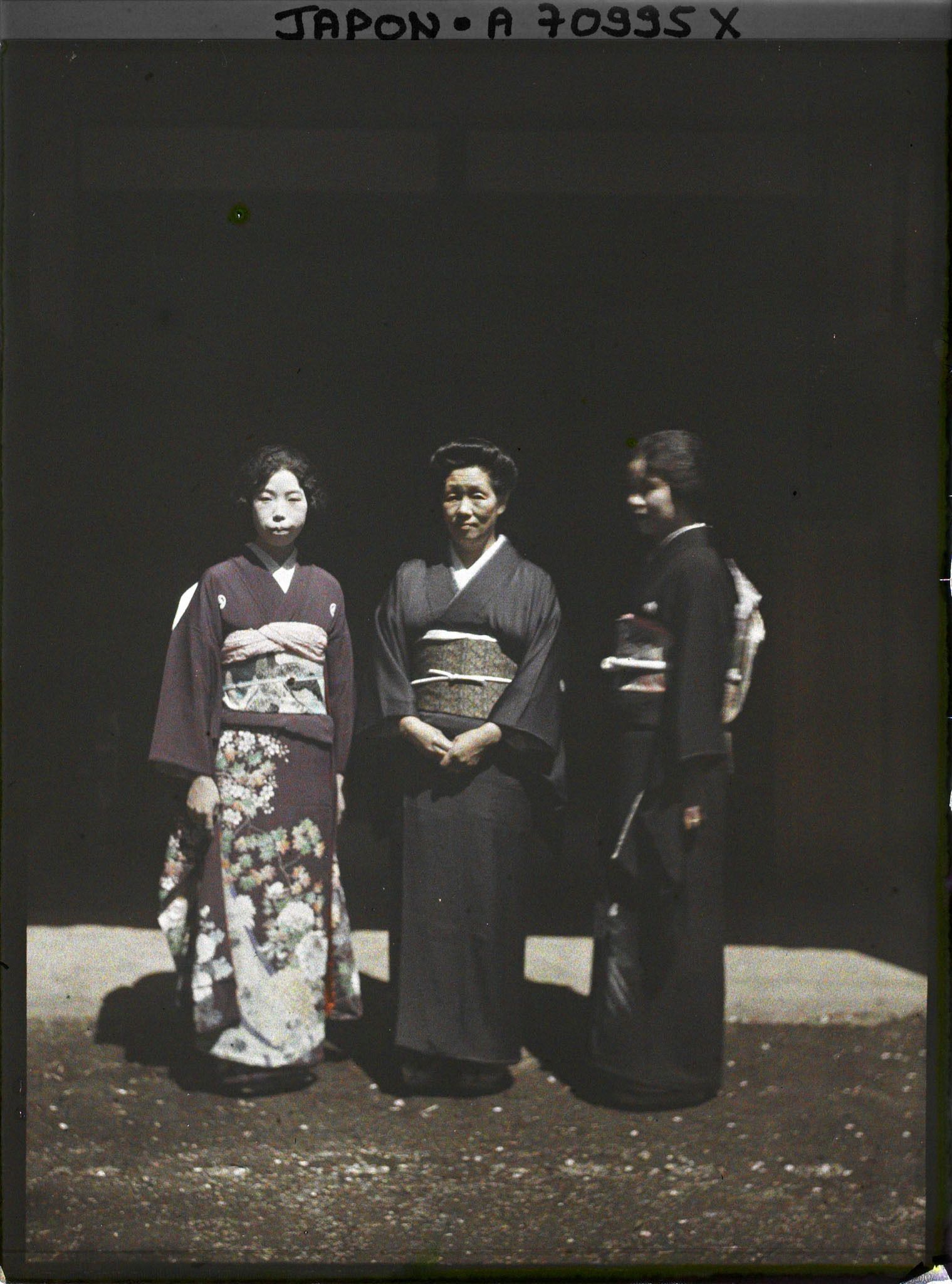 Image représentant Trois japonaises en kimono