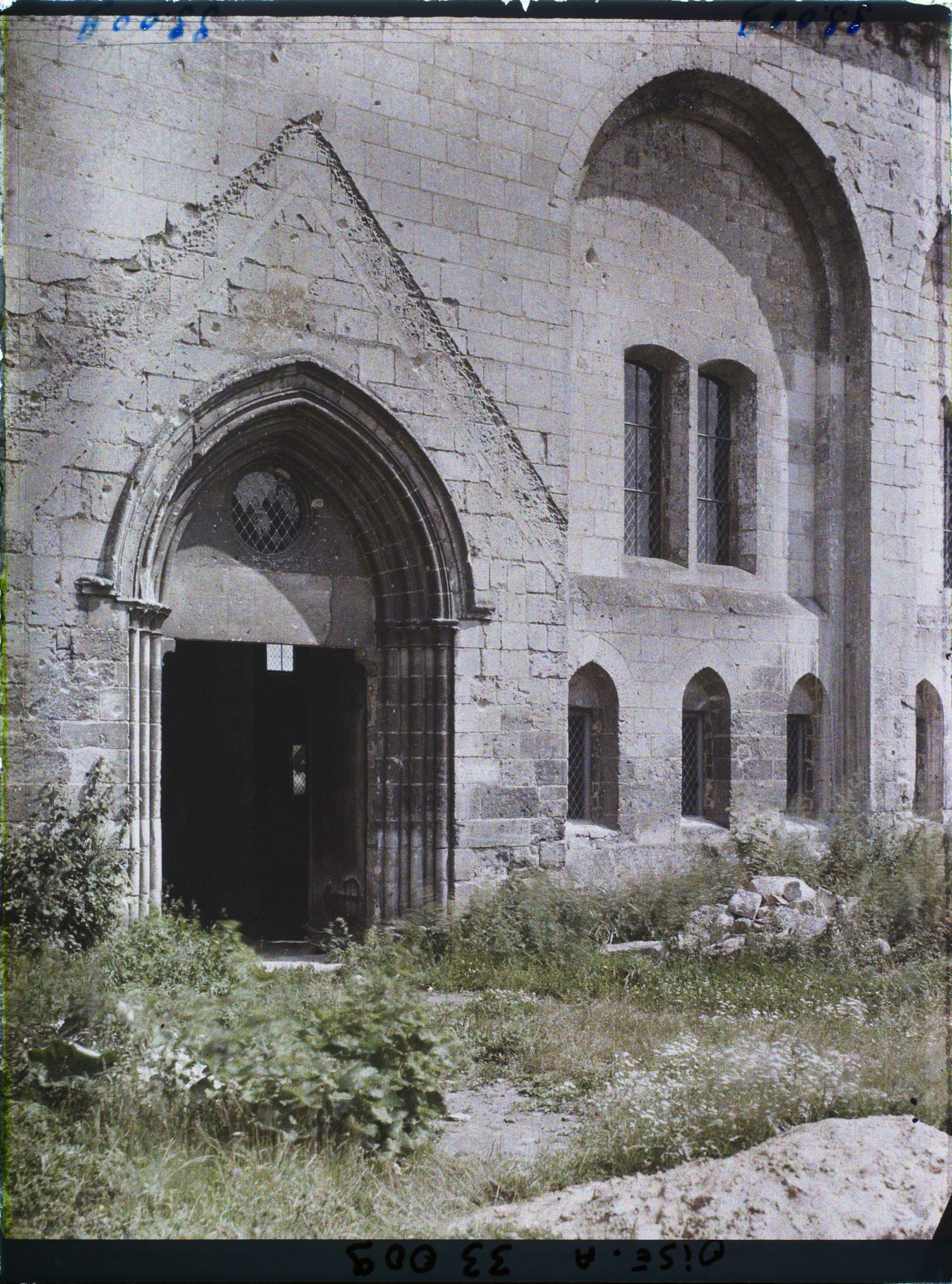 Image représentant France, Ourscamp, Ruines de l'Abbaye d'Ourscamps :  Entrée latérale de la Salle des Morts