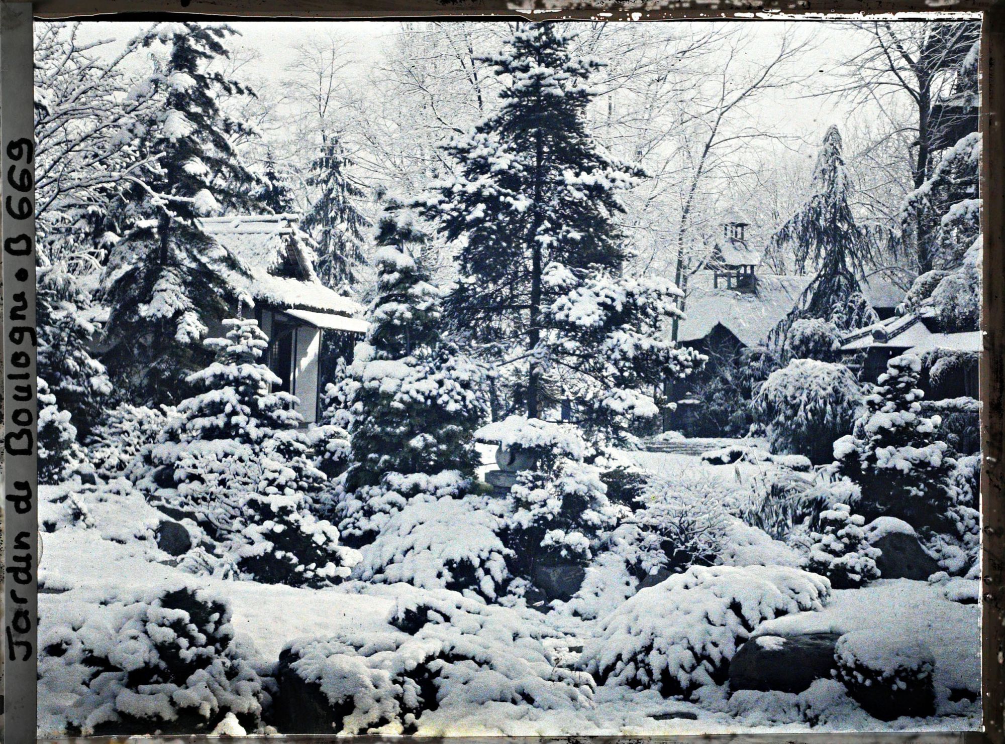 Image représentant Cœur du " village japonais " sous la neige, vu des abords de la maison ouest jusqu'au jardin anglais