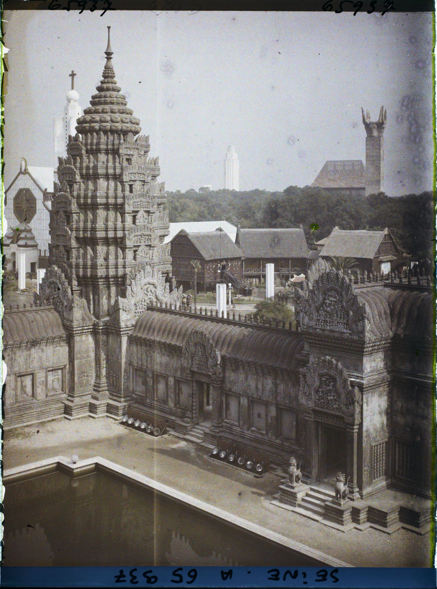 Image représentant L'Exposition Coloniale Internationale de 1931, tour d'angle du temple d'Angkor Vat