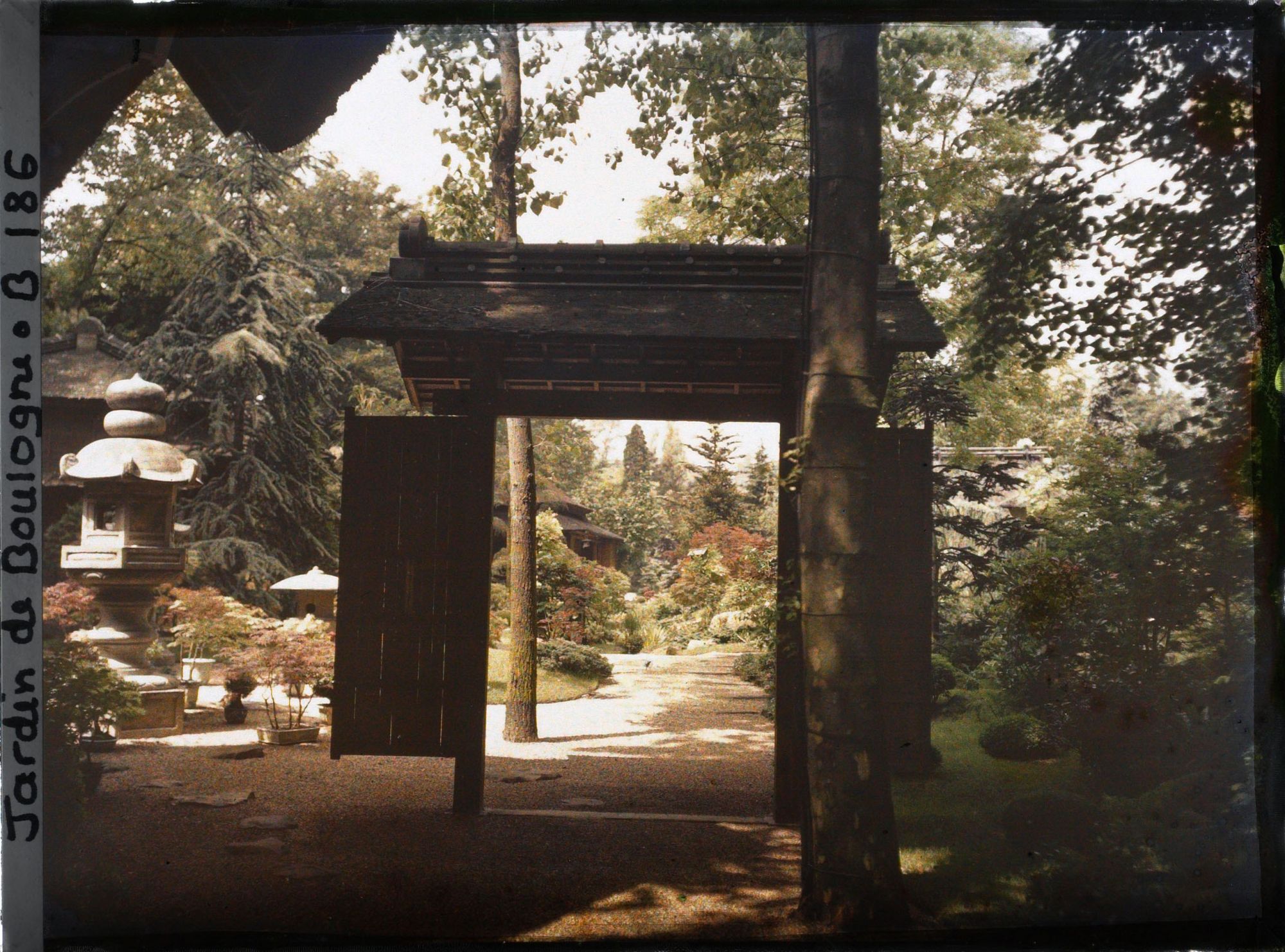 Image représentant Porte du " village japonais " avec lanternes et bonsaïs vus depuis le jardin anglais