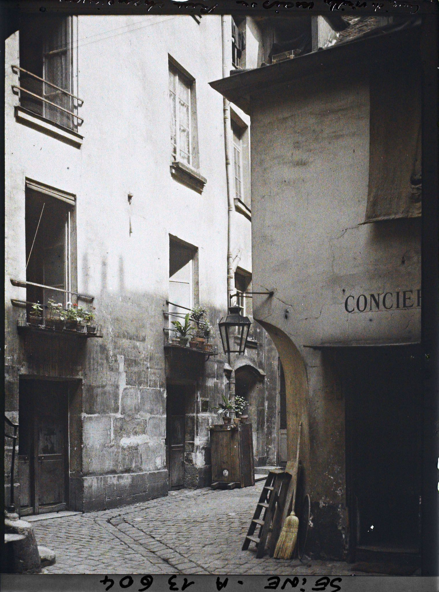 Image représentant Cour de maison rue Chanoinesse