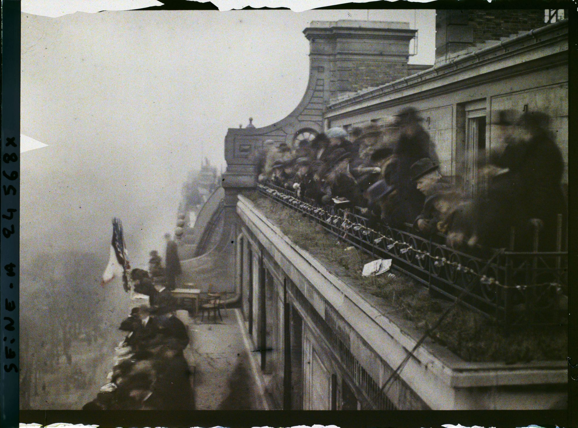 Image représentant Le Cinquantenaire de la IIIe République depuis un balcon de l'hôtel Astoria, avenue des Champs-Elysées