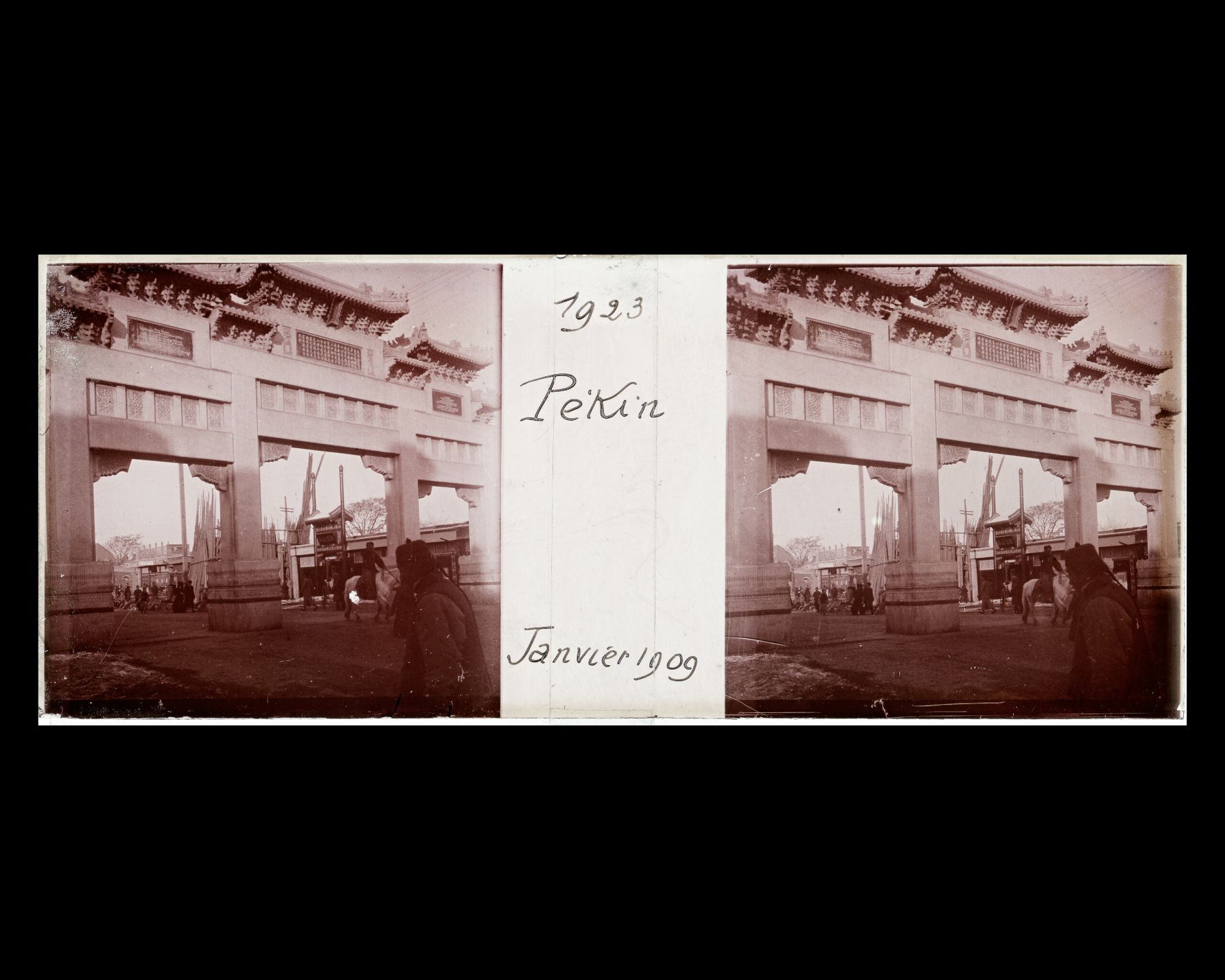 Image représentant Le portique (pailou) érigé à la mémoire du baron von Ketteler sur Dongdan pailou dajie ("avenue du Portique Isolé de l'Est")