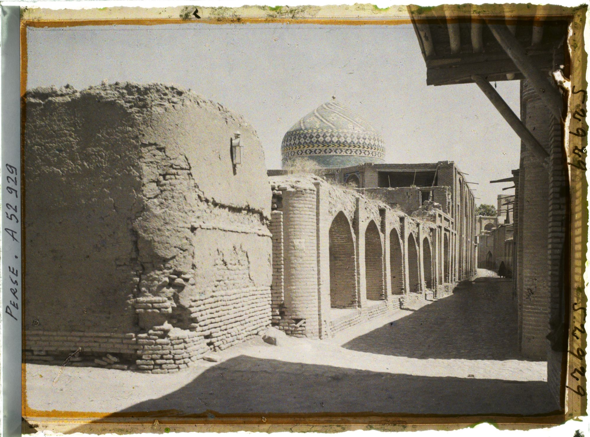 Image représentant Rue et coupole du mausolée du Chah Ismail II (?)