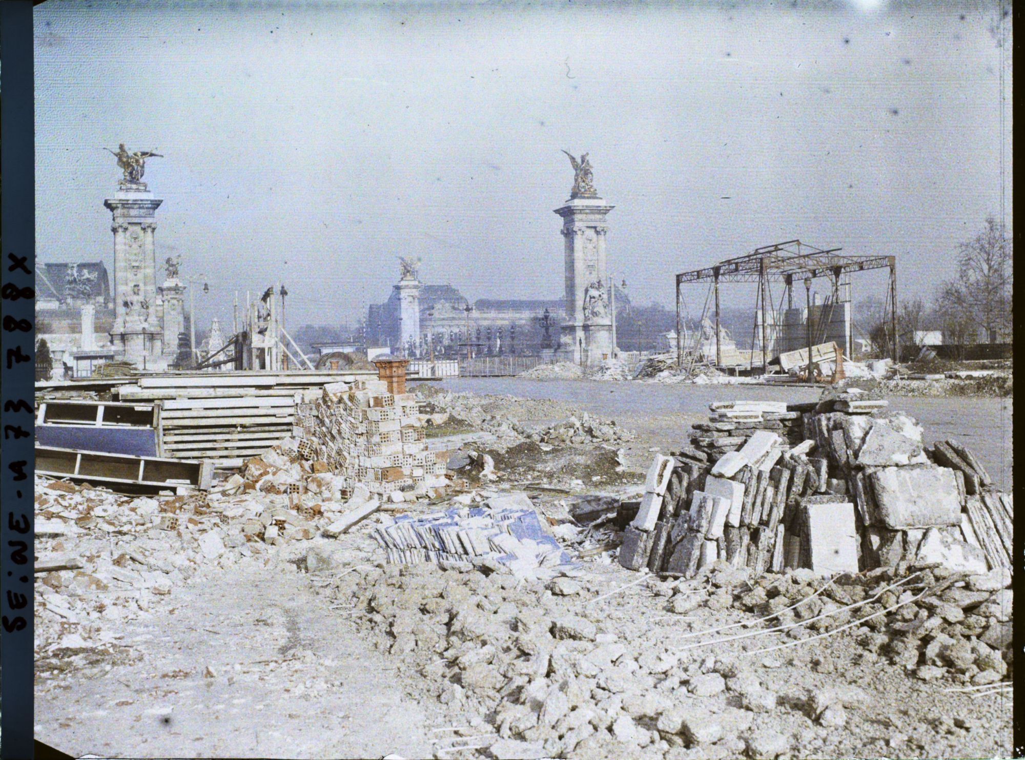 Image représentant L'exposition des arts décoratifs, démolition des pavillons sur l'esplanade des Invalides