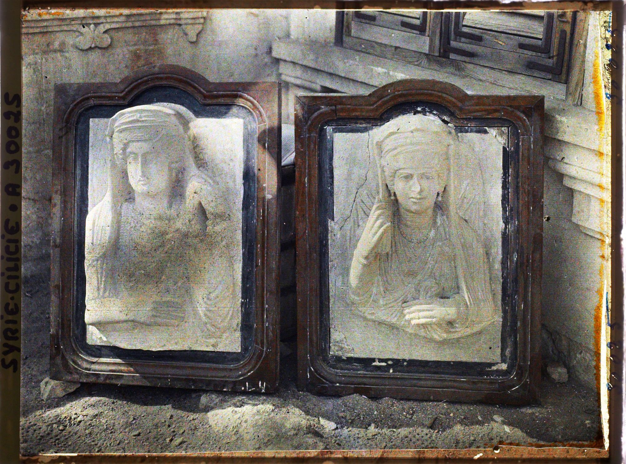 Image représentant Deux portraits de femmes en bas-relief d'époque romaine