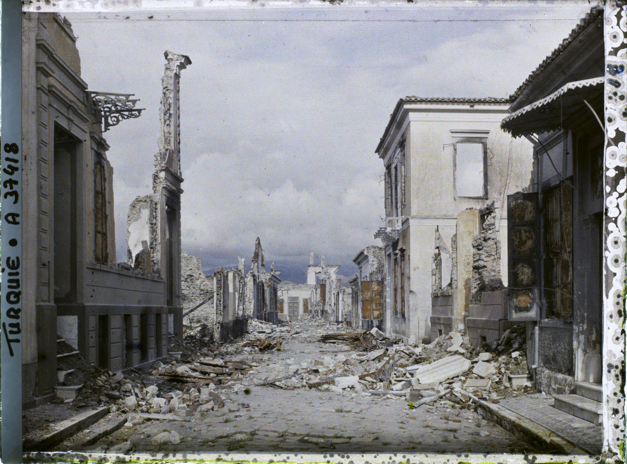 Image représentant Quartier italien. Rue en ruines (Rue Suonoli)