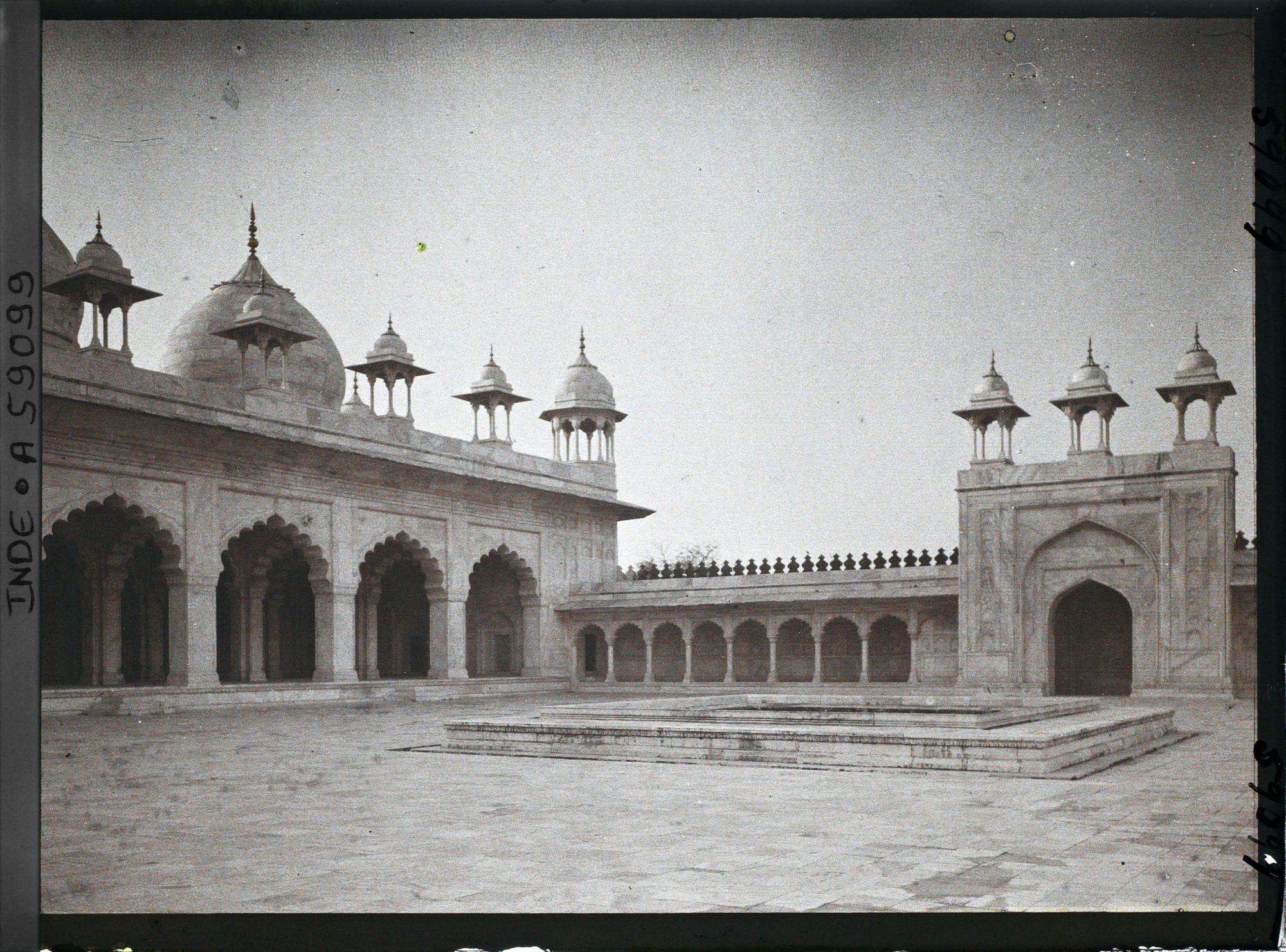 Image représentant Cour de la mosquée de la Perle (Moti Majid) dans le fort Rouge (Lal Qila)